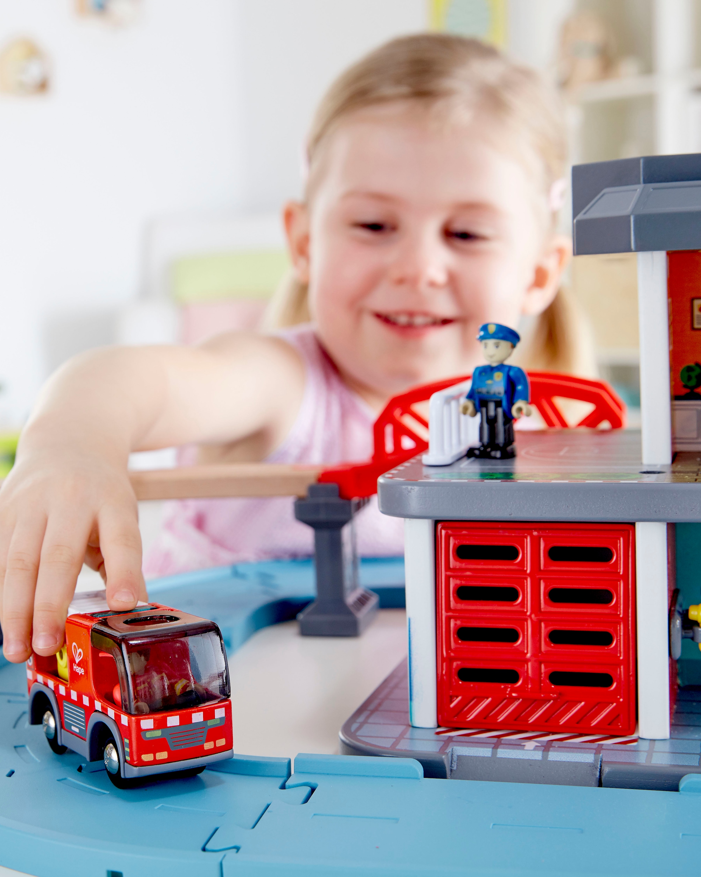 Hape Jouet pompier »Feuerwehrauto mit Sirene« mit Licht und Sound