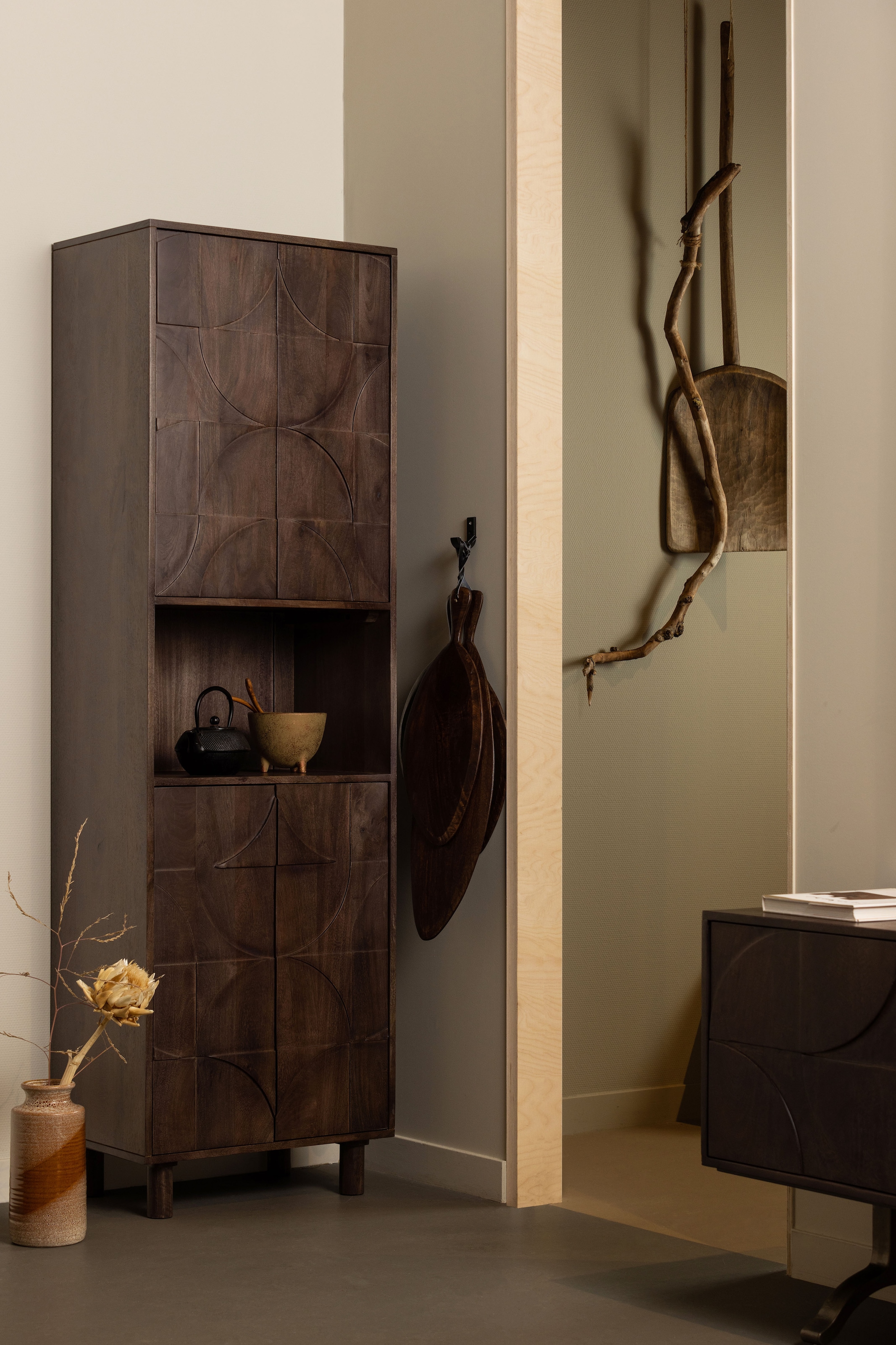 WOOOD Vitrine »Draw Mangoholz mit Druckmechanismus und 3D-Relieftüren 60x40x200 cm« Tragkraft 15 kg pro Boden, Wandbefestigung empfohlen ab 50 cm