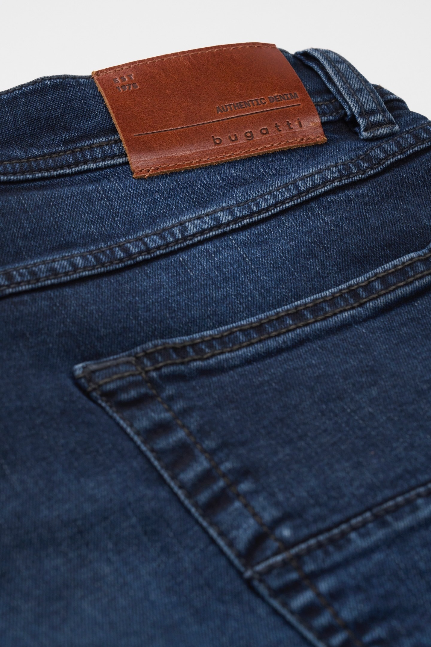 bugatti Jeans à 5 poches »Regular Fit« aus Authentic Denim mit Stretch-Komfort