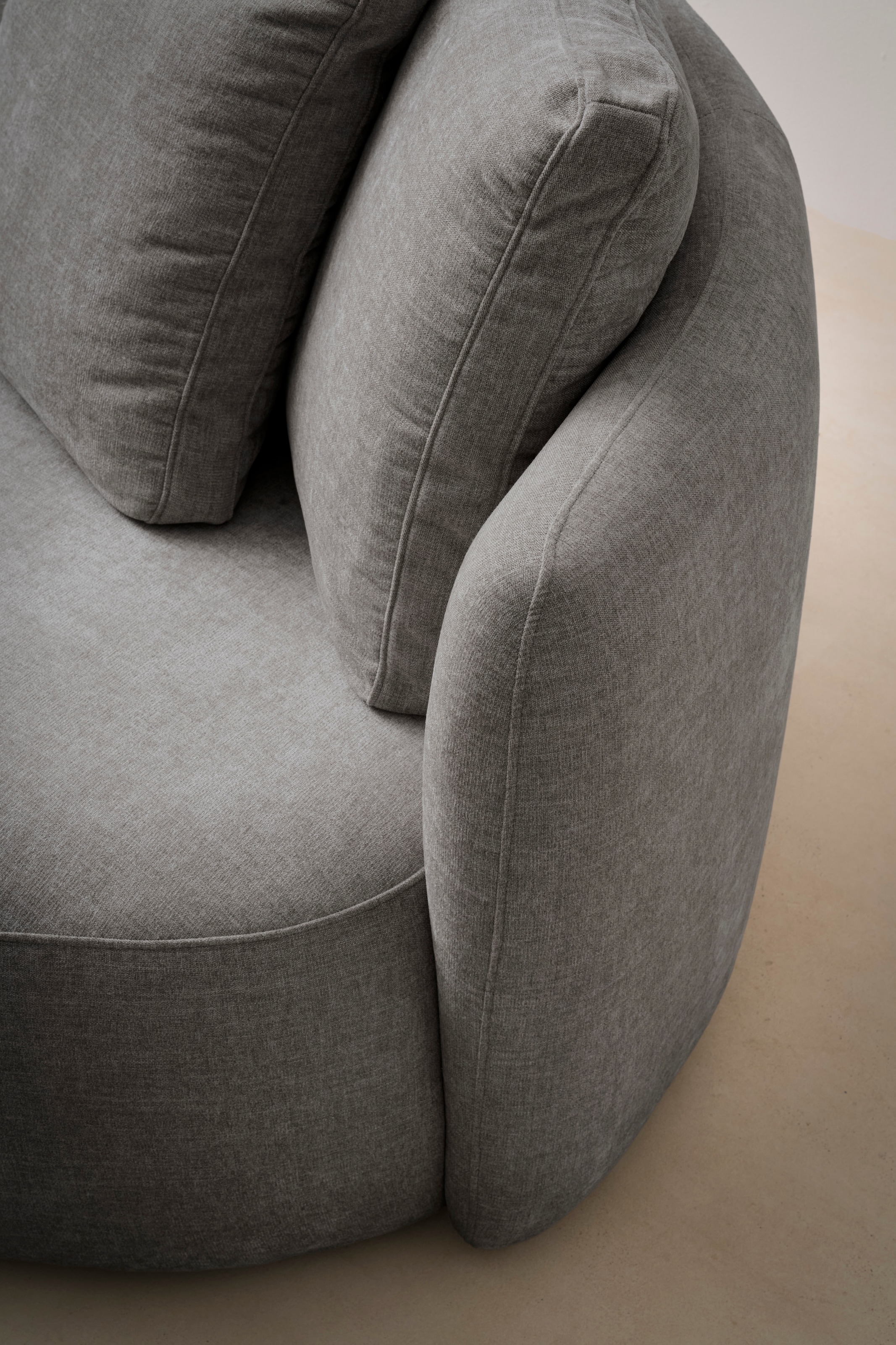 GOODproduct 2,5-Sitzer »Kaarl, rundes Loungesofa, Sofa mit Kissen, perfekt gepolstert« Webstoff, in fünf Farben, zeitloses Design, inkl. 5 Rückenkissen