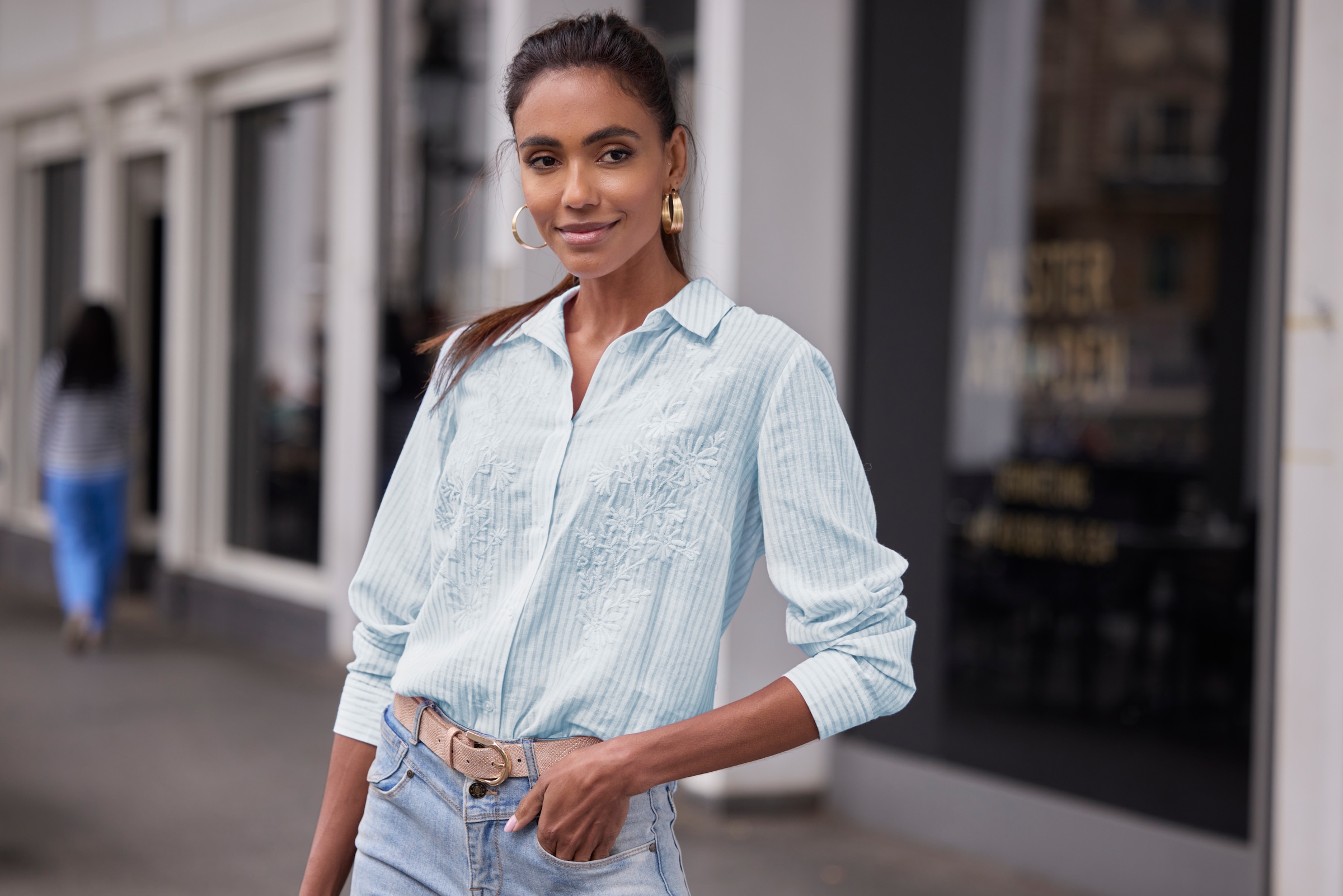 LASCANA Blouse à manches longues mit floraler Stickerei