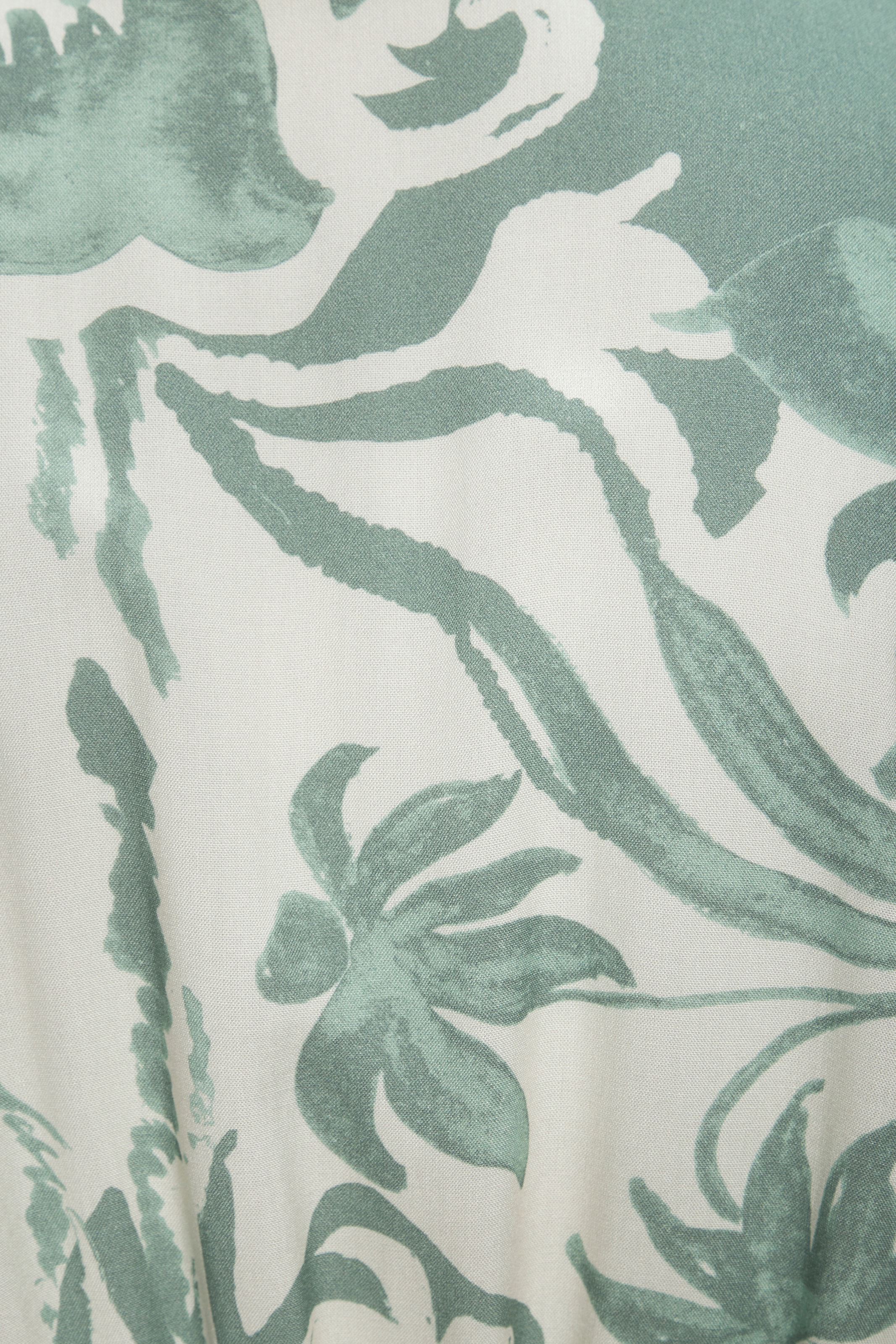 Vivance Robe midi »mit Alloverdruck aus gewebter Viskose« Poches dans les coutures latérales , robe d'été légère, robe tissée à manches courtes, robe chemise