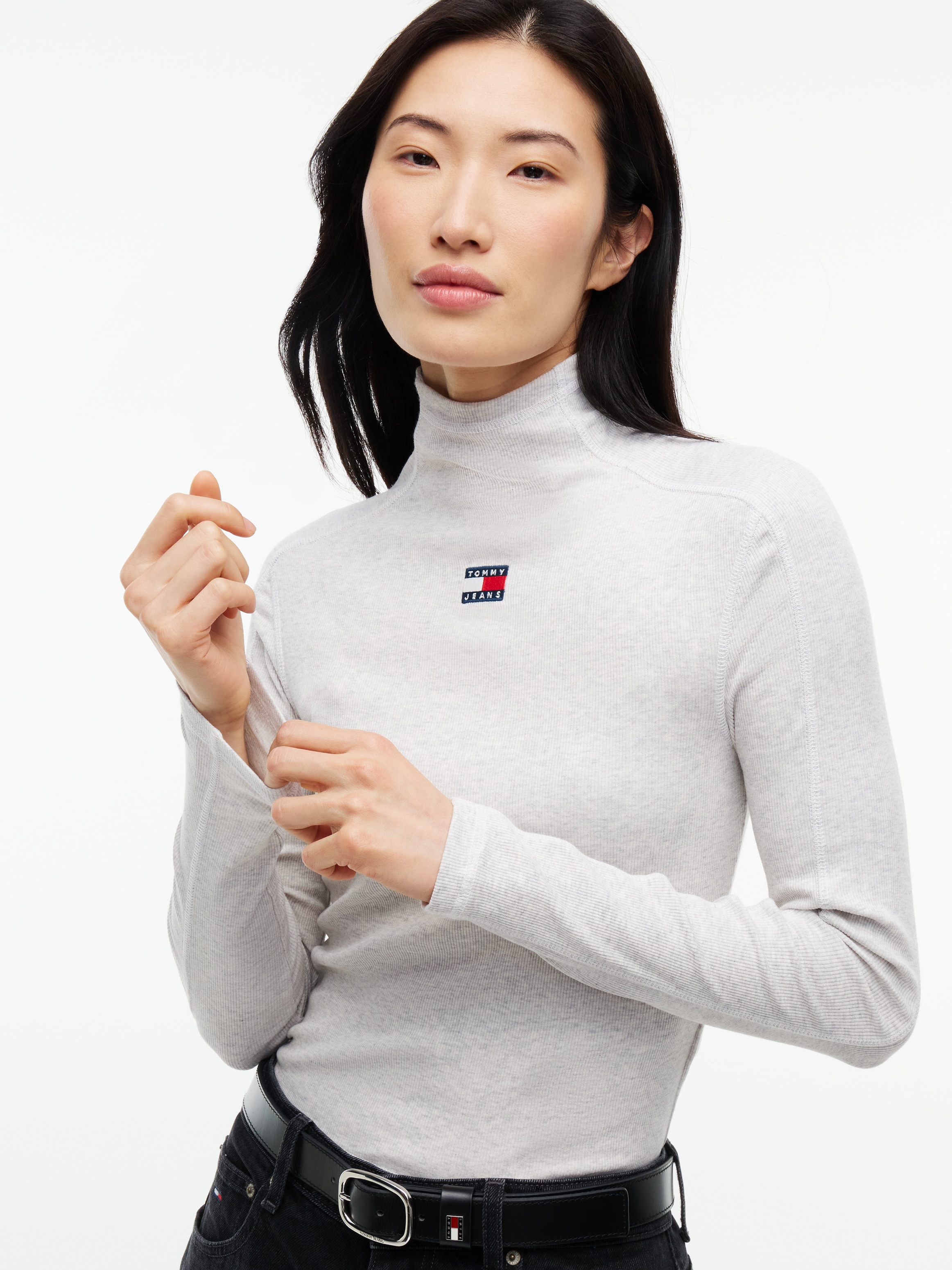 Tommy Jeans T-shirt à manches longues »TJW SLIM RIB LS MOCK BADGE TOP« Mélange de coton, coupe slim, ajustée, en structure côtelée