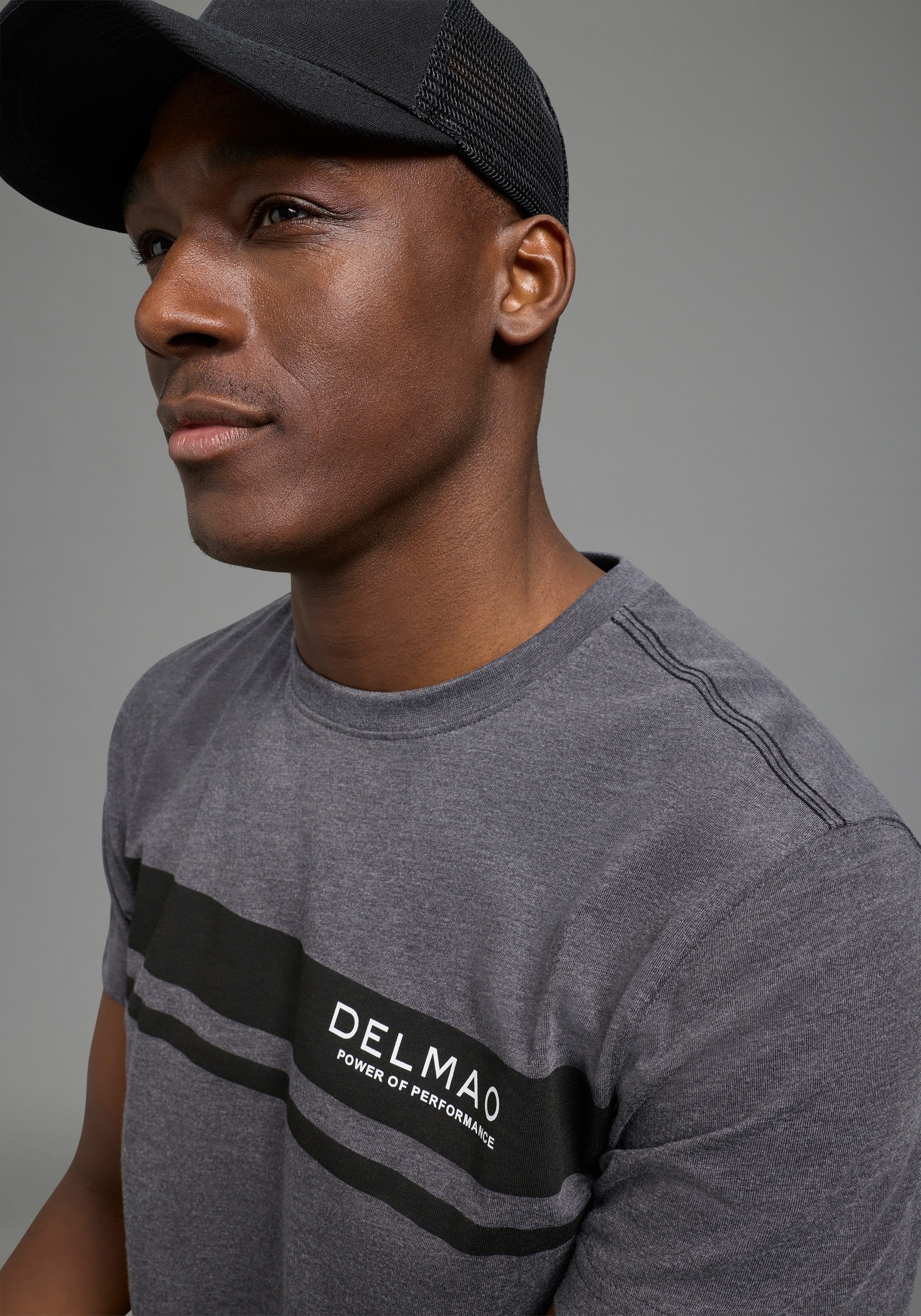 DELMAO Rundhalsshirt »Neue Kollektion!« Kurzarm, mit Rundhalsausschnitt, normale Passform, Casual-Stil
