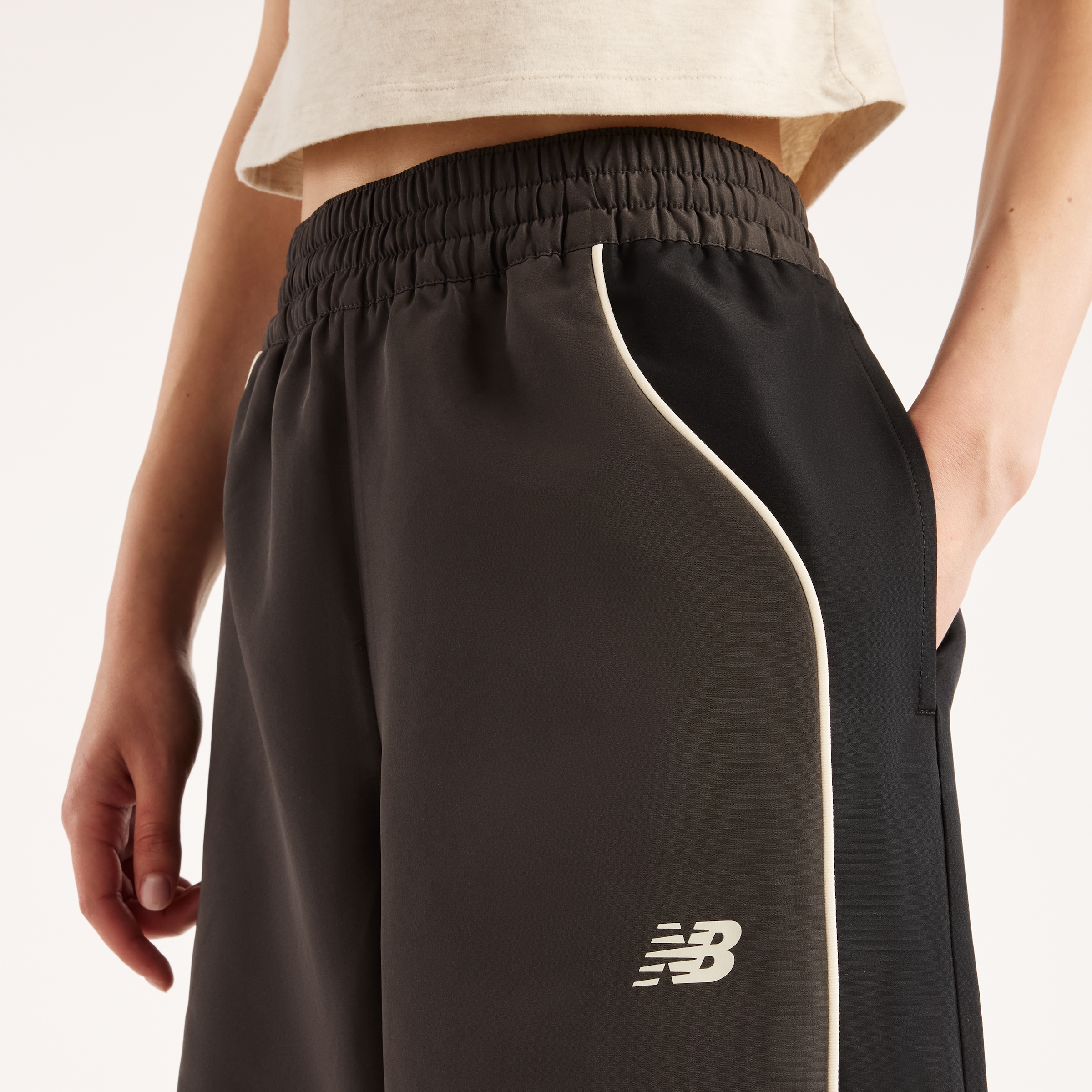 New Balance Trainingshose »TRACKSIDE WOVEN PANT«  für Erwachsene, mit bequemer Passform, normal-weite Form