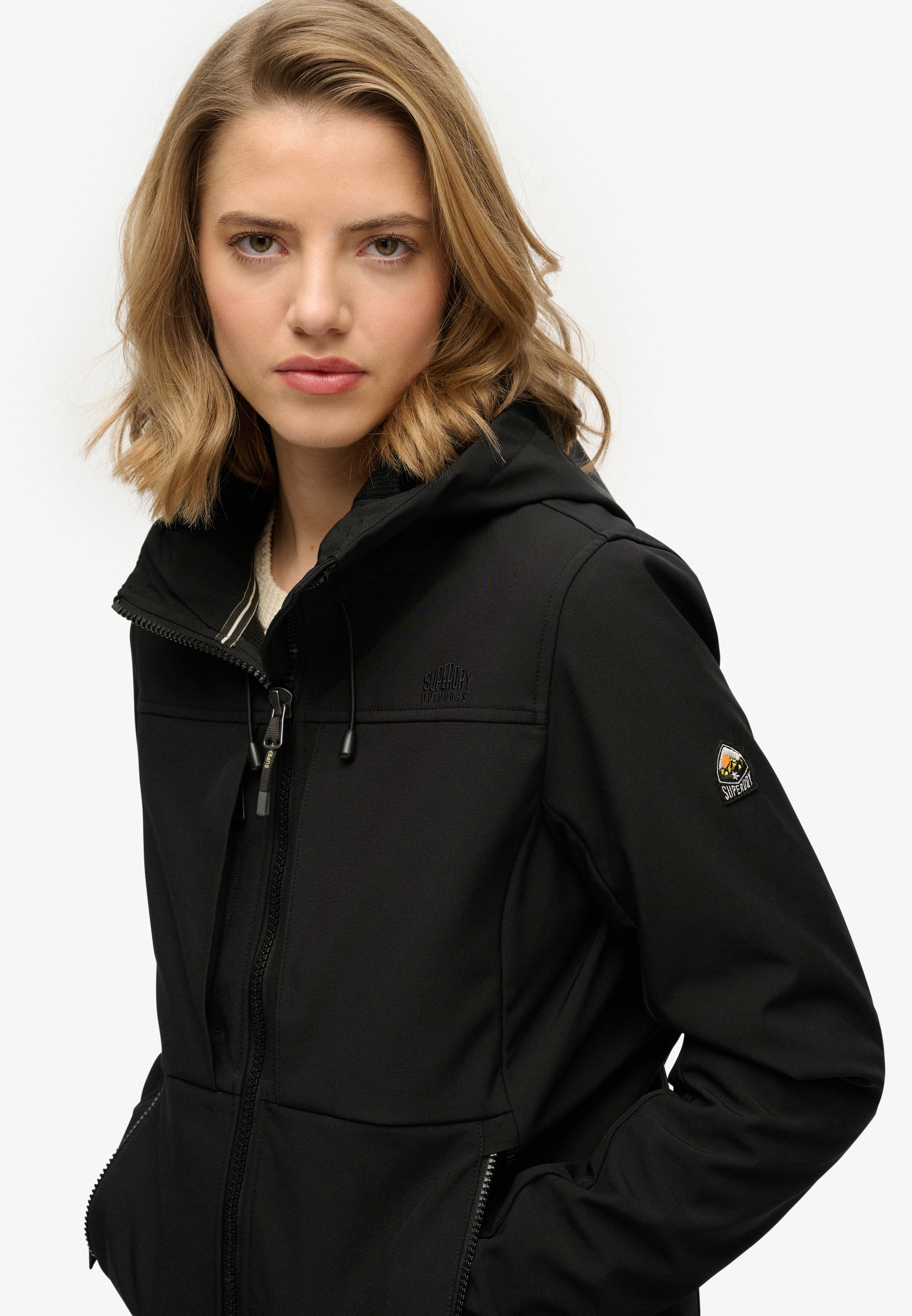 Superdry Outdoorjacke »HOODED CLASSIC TREKKER JACKET« mit Kapuze mit Materialmix aus Polyester und Elasthan, Slim Fit