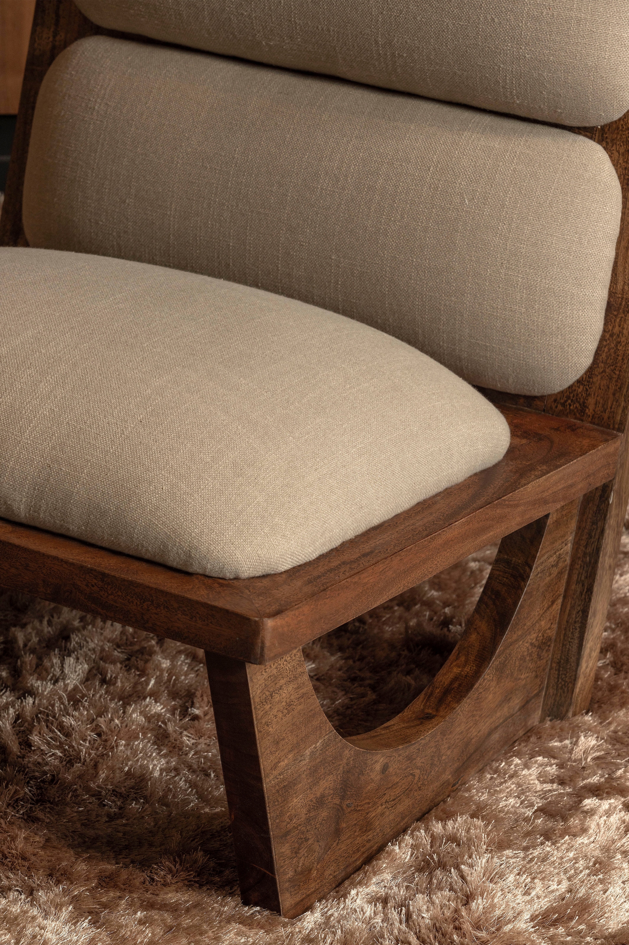WOOOD Fauteuil lounge »Opulent mit Bouclé-Bezug und Akazienholz-Gestell B 70 x T 80 x H 75 cm« Grain visible, capacité de charge 150 kg, livré entièrement monté