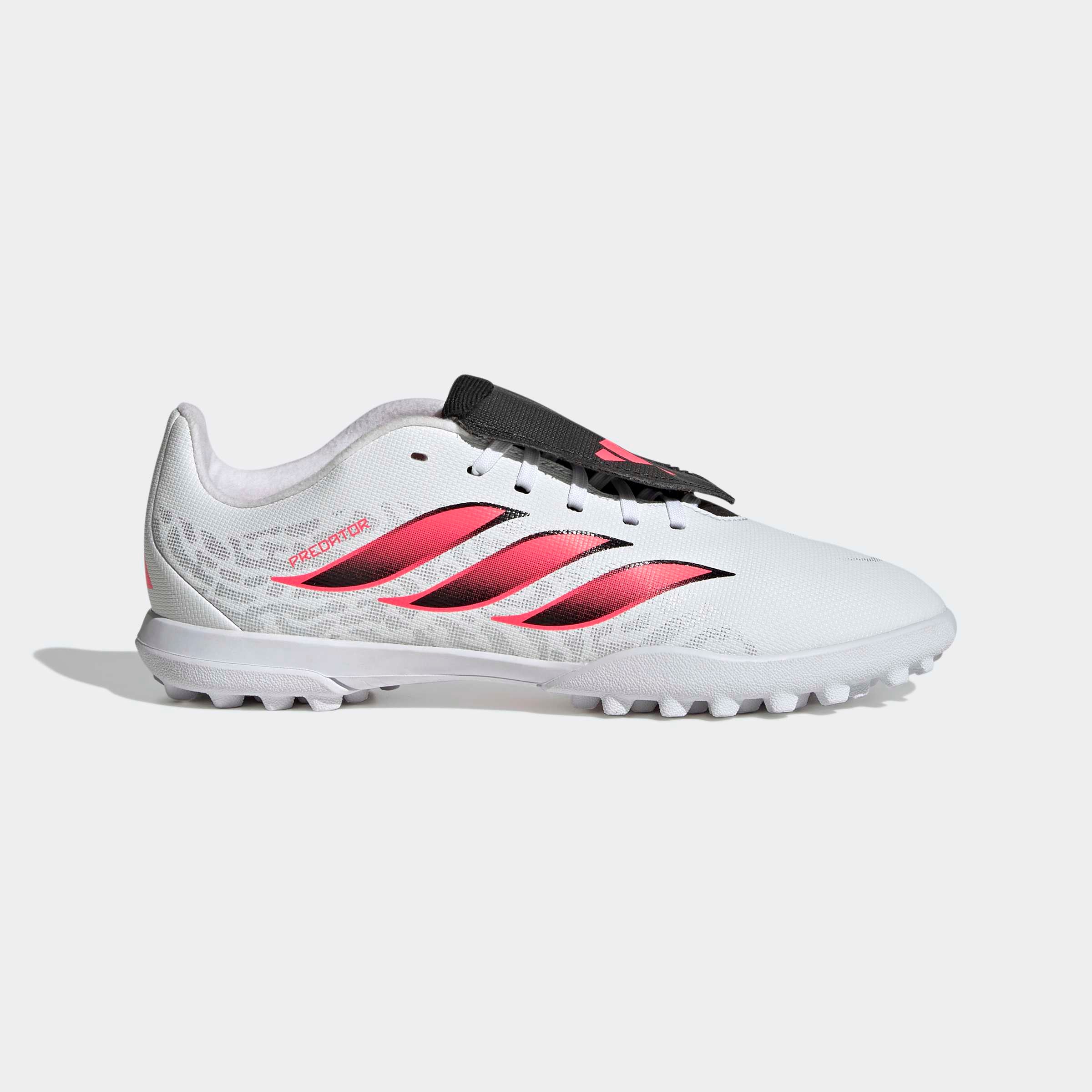 adidas Performance Chaussure de football »PREDATOR CLUB KIDS , HYBRIDRASEN, UMSCHLAGBARE ZUNGE«  pour enfants et adolescents