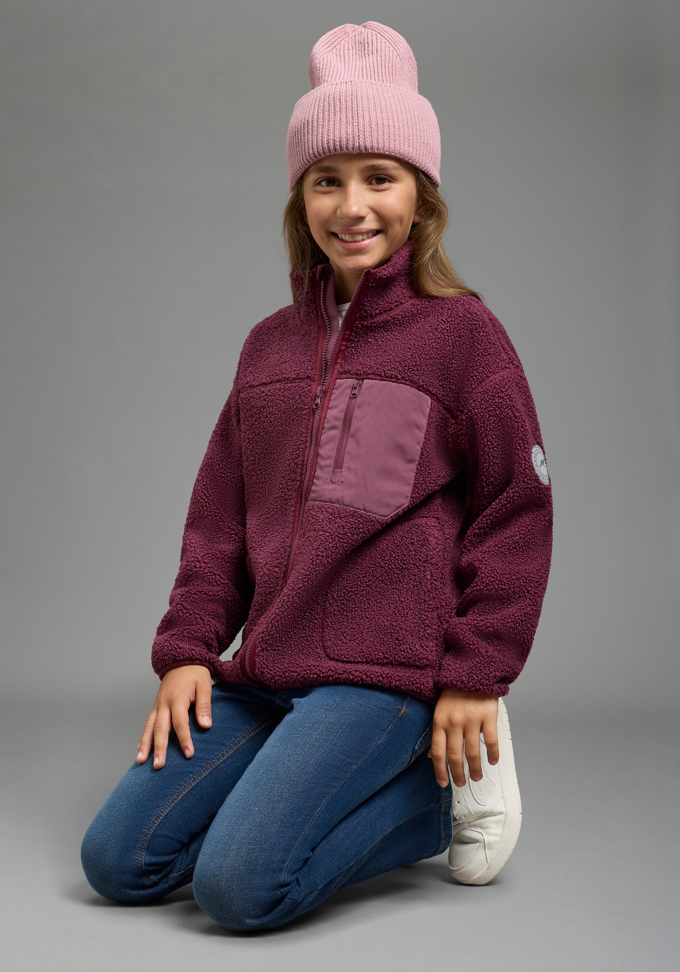 KangaROOS Sweatjacke »Fleecejacke, Kuschel-Jacke mit reflektierendem KangaROOS Badge« Weiche Teddyplüsch-Jacke, perfekt zum Überziehen