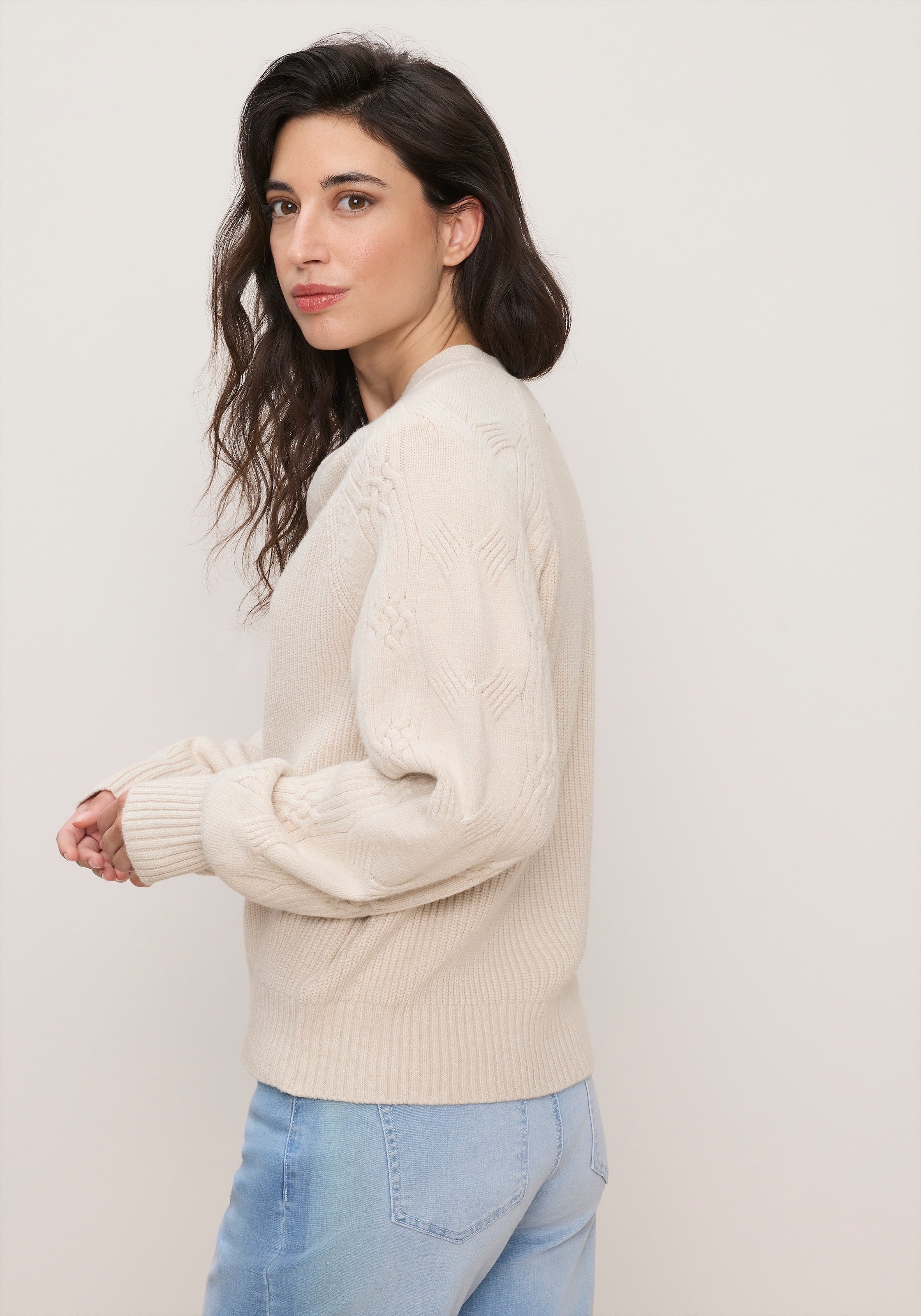 Tamaris Veste en tricot »mit V-Ausschnitt und Zopfstrickmuster« en mélange de viscose doux