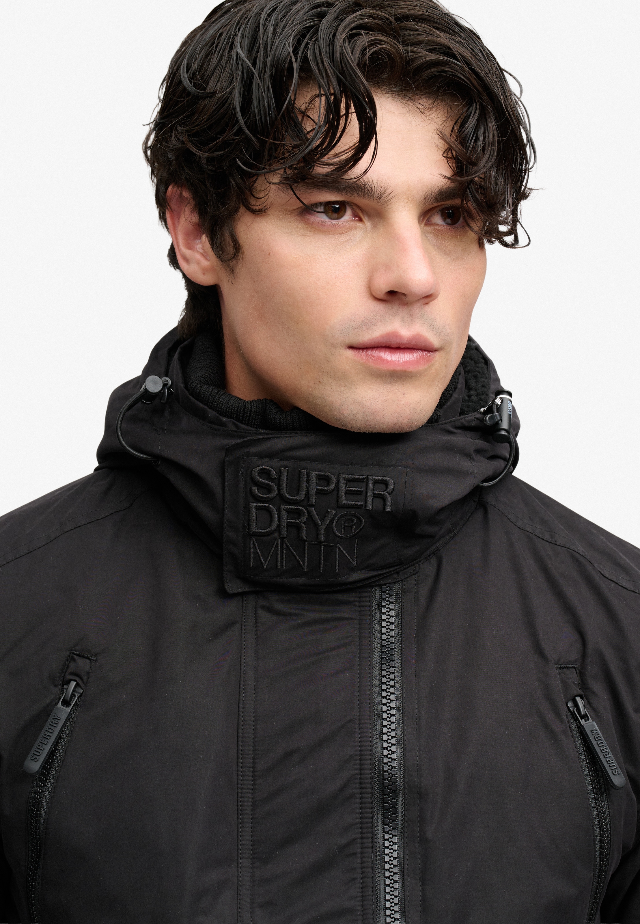 Superdry Veste d'extérieur »HOODED MF ARCTIC WINDCHEATER« avec capuche fibre synthétique, coupe ample