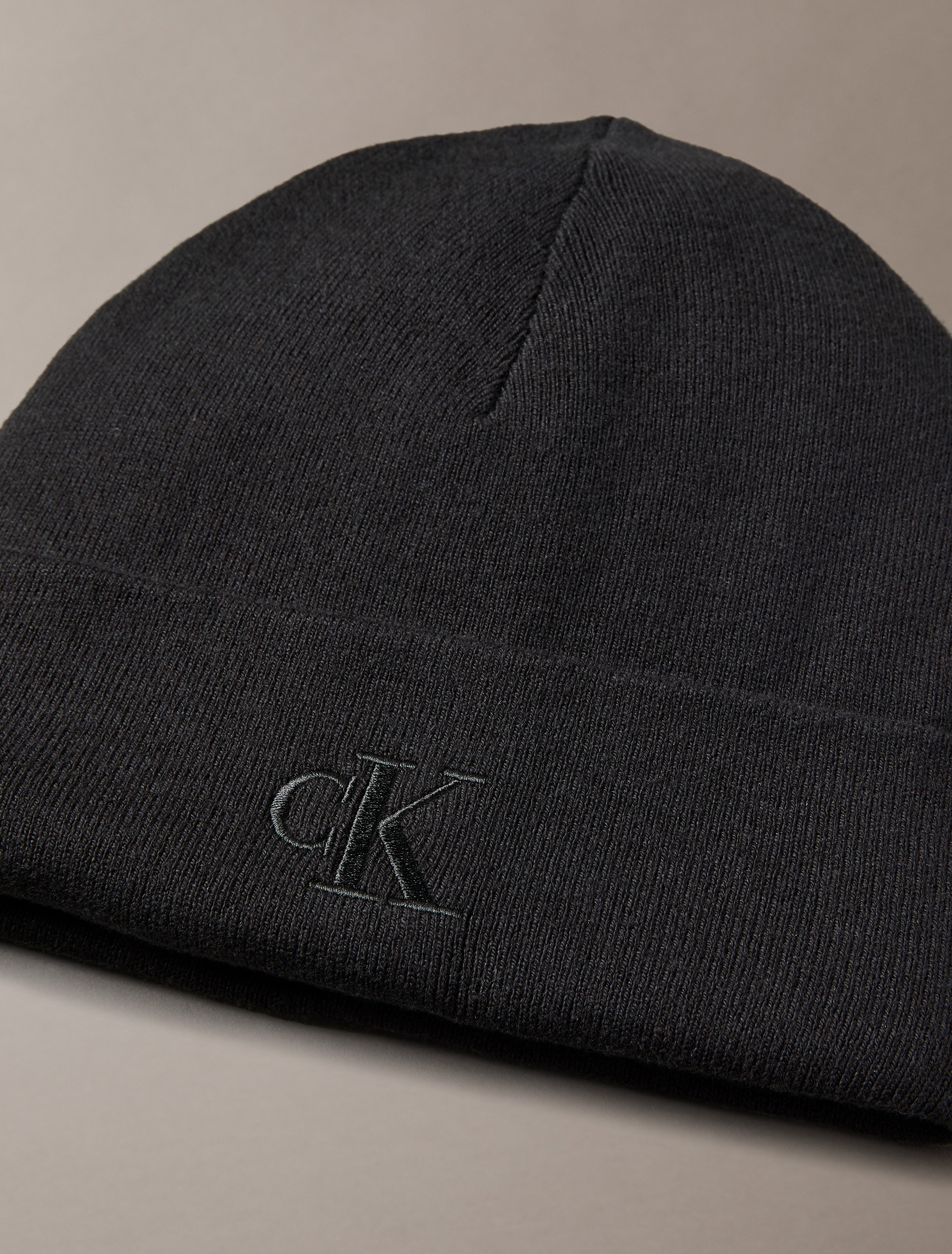 Calvin Klein Strickmütze »CK FINE RIB BEANIE« mit Markenlogo