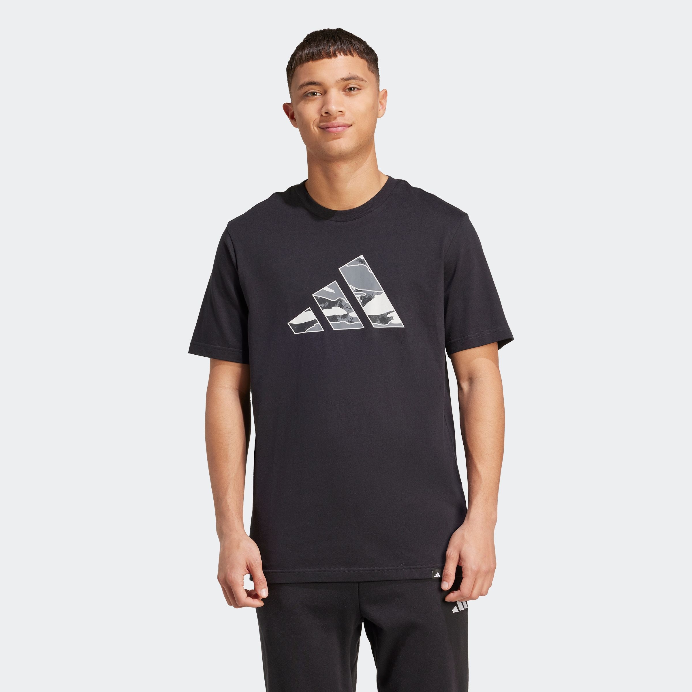 adidas Sportswear T-Shirt »CAMO LOGO GRAFIK« sportlicher Stil, ohne Verschluss, aus Baumwoll-Jersey