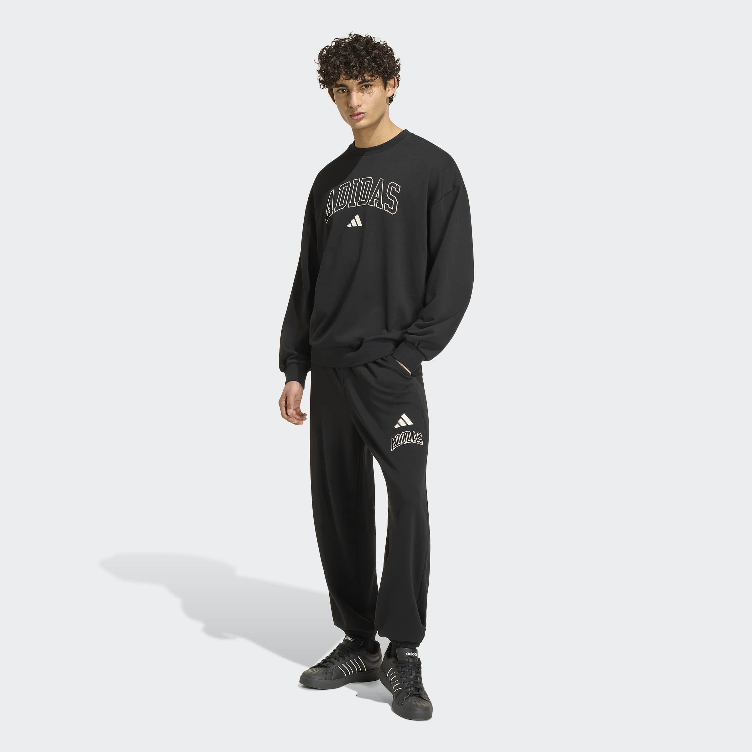 adidas Sportswear Pantalon de sport »SEASONAL ESSENTIALS COLLEGIATE, FRENCH TERRY, BÜNDCHEN«  avec coupe normale ample, sans fermeture, pour adultes