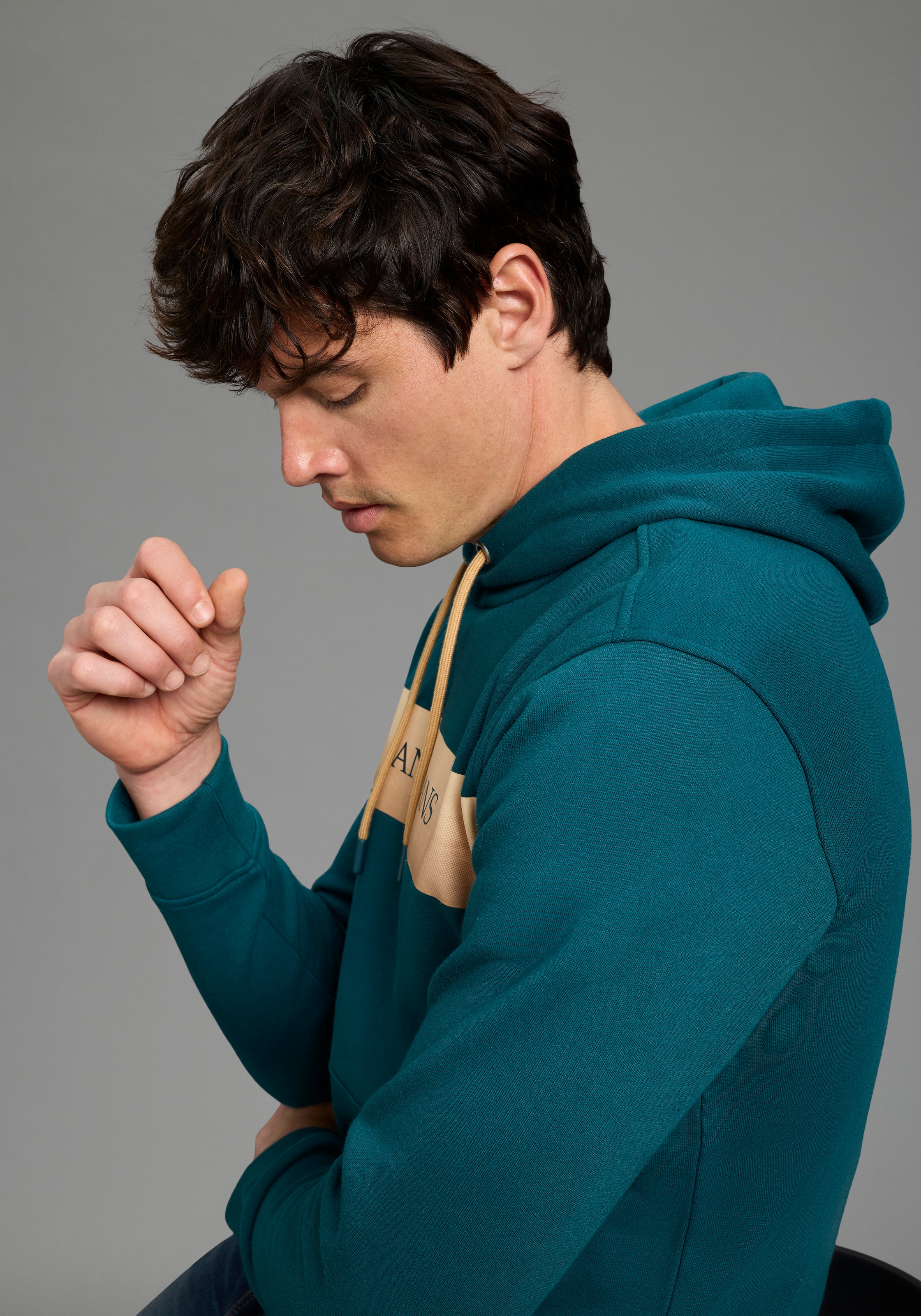 Bruno Banani Sweat à capuche , mit Kapuze und Kordelzügen, mit Kängurutasche, schmale Passform
