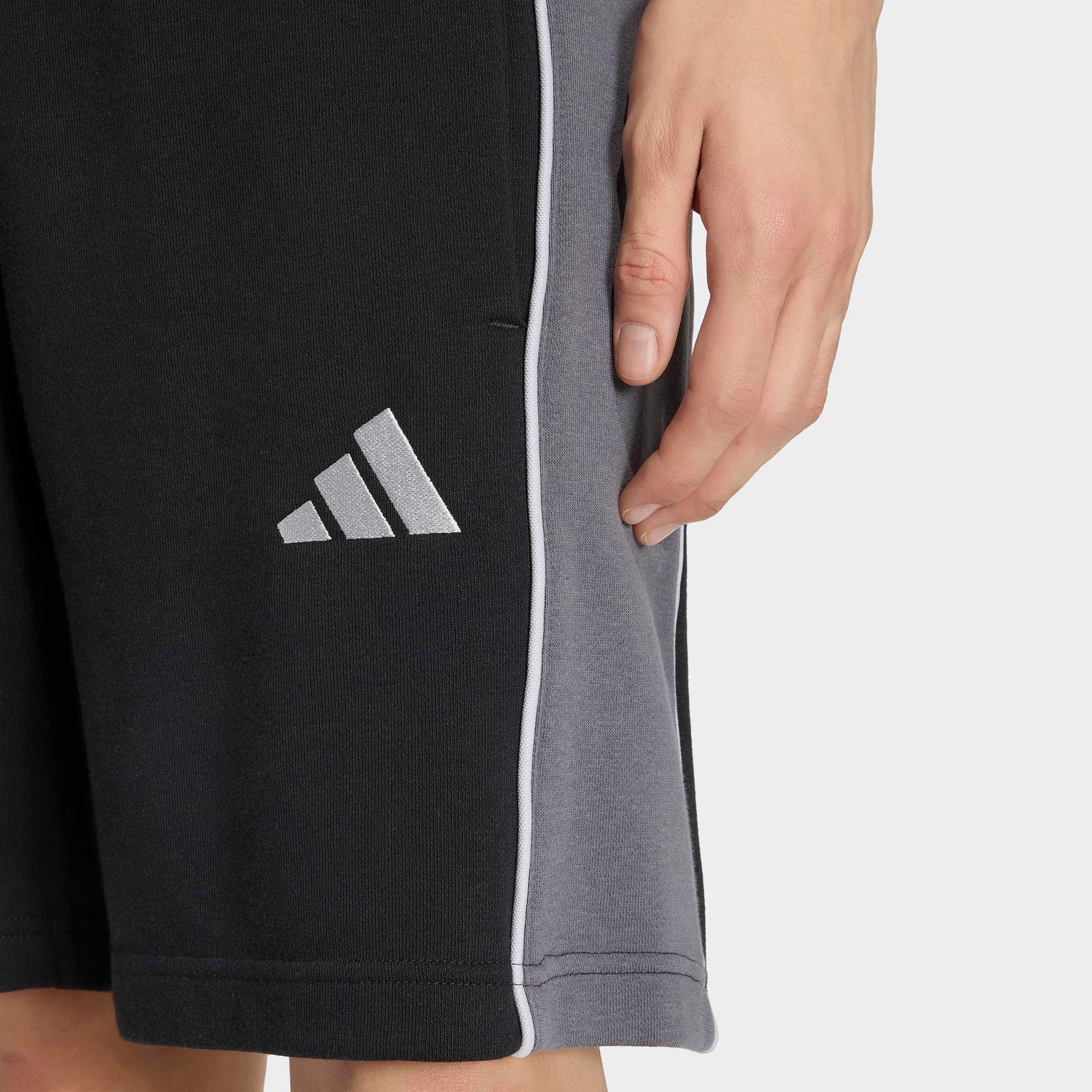 adidas Sportswear Short »SEASONAL ESSENTIALS FLEECE-, COLOURBLOCKING«  sans fermeture, en coton, polyester et viscose, coupe normale