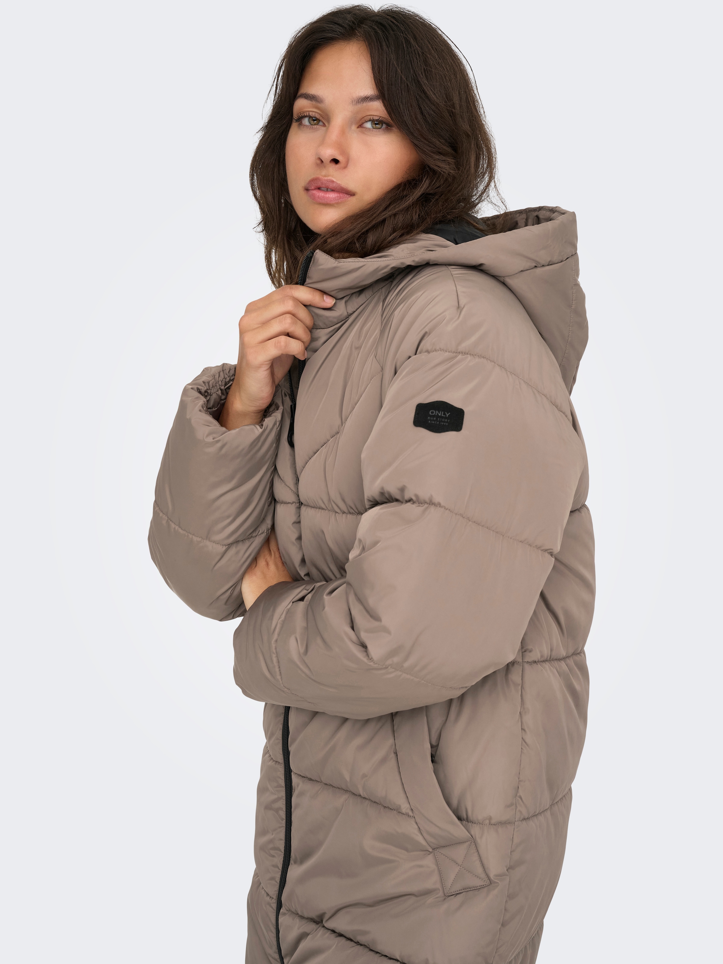 ONLY Steppmantel »ONLAMAND – Langer Puffercoat mit 2-Wege-Reissverschluss« lässig geschnitten, modisch, Steppware, Materialmix, hochschliessend