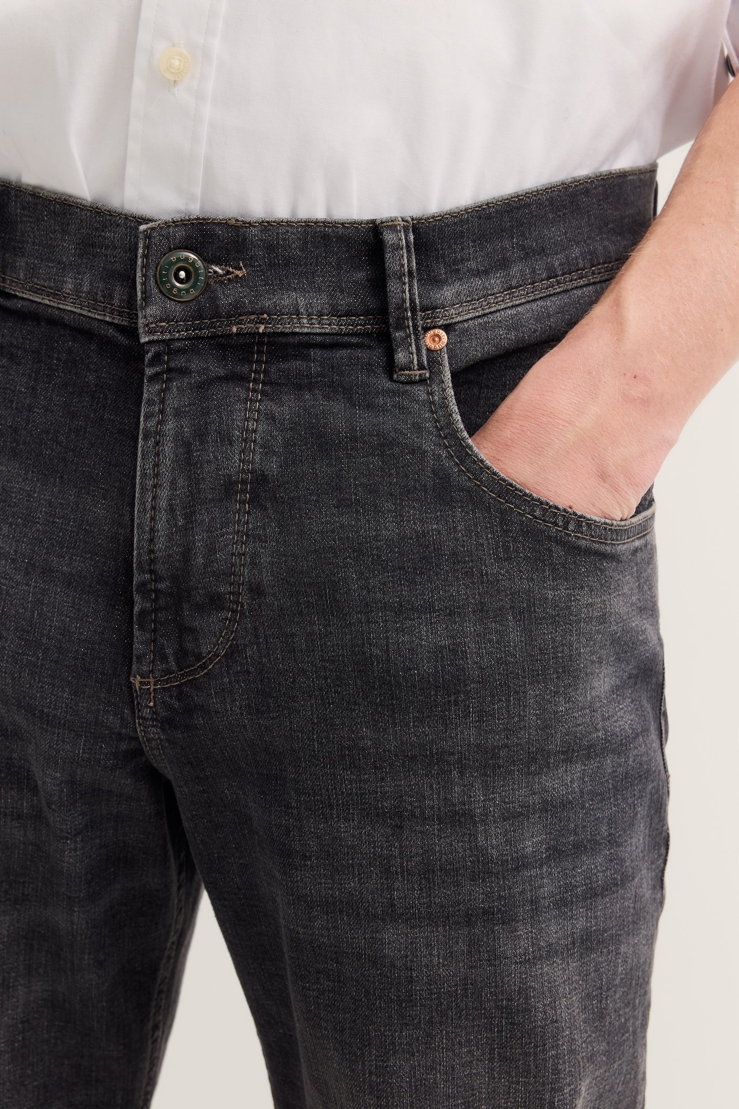 bugatti 5-Pocket-Jeans »Tapered Fit« aus Stretch Handcrafted Denim