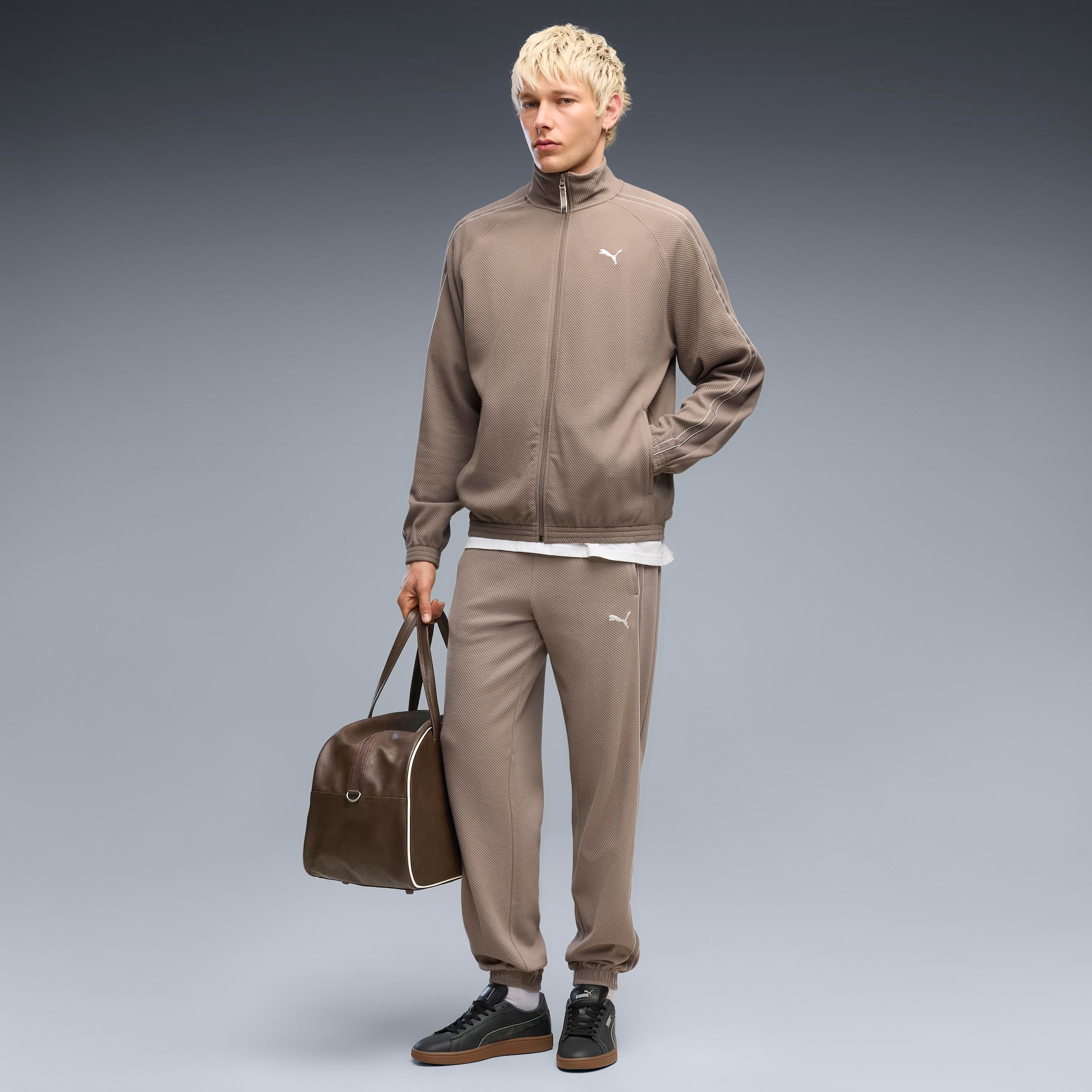 PUMA Trainingsjacke »CLASS RELAXED MATERIAL TRACK JACKET« ohne Kapuze mit Stehkragen, unifarbenes Design, Relaxed Fit