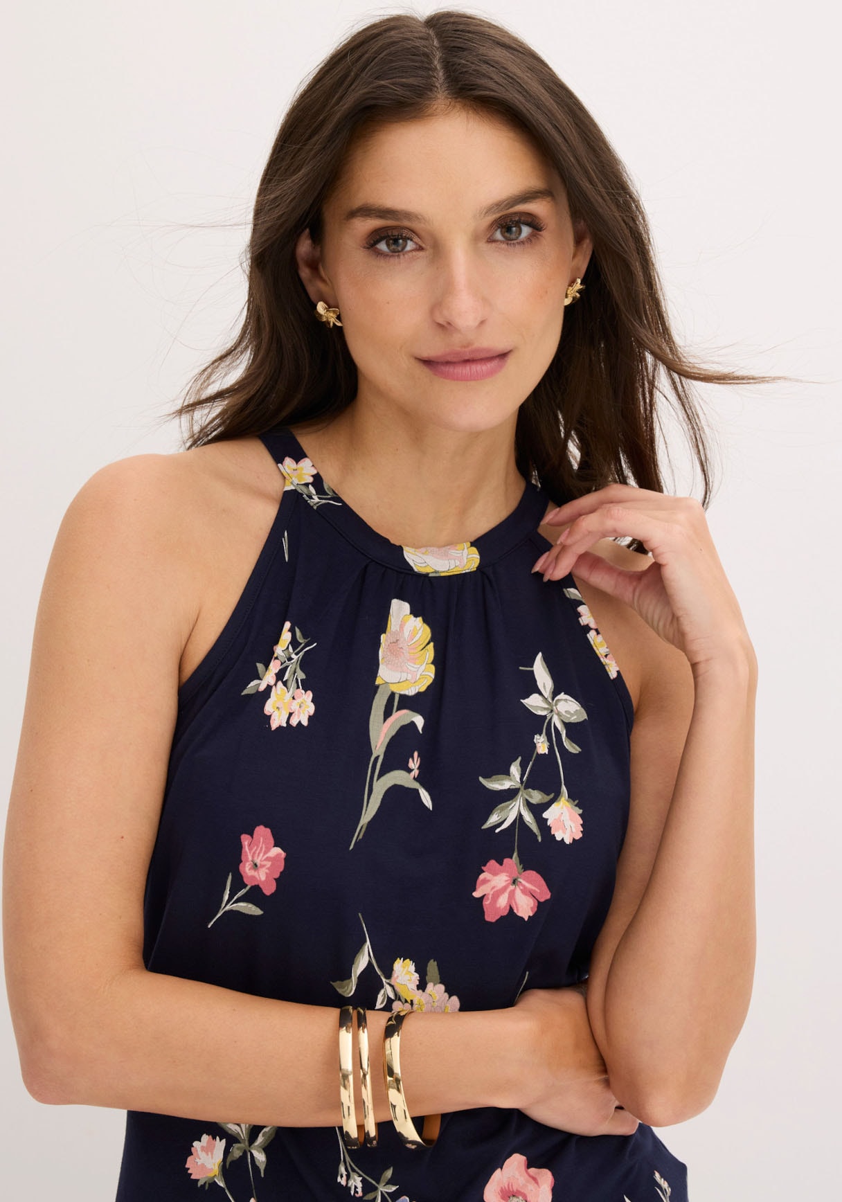bonprix Haut de chemise »Top aus Viskose-Mix« confortable, encolure américaine avec fermeture à bouton dans le dos