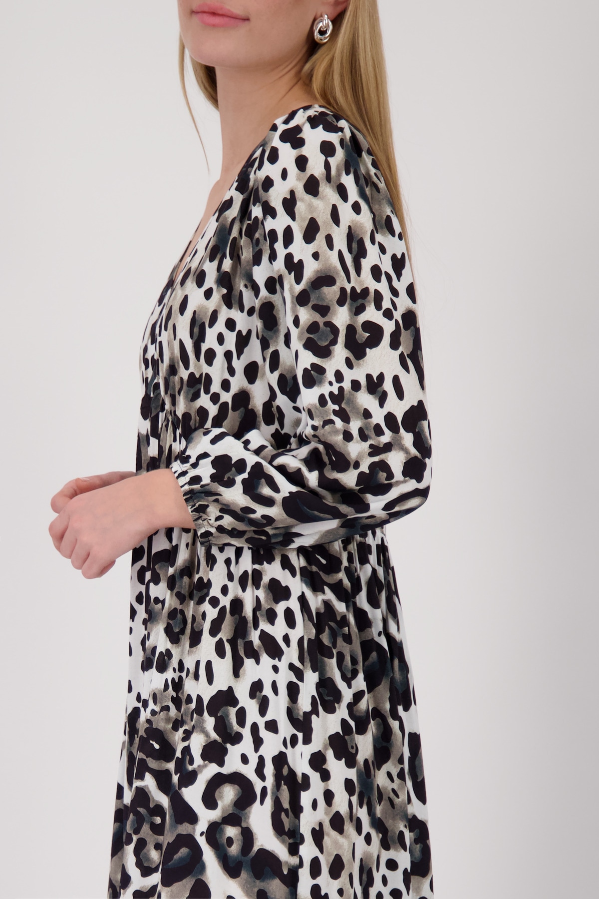 Monari Maxi robe »Kleid Leodruck allover« Sans poche Regular fit mit Leomuster