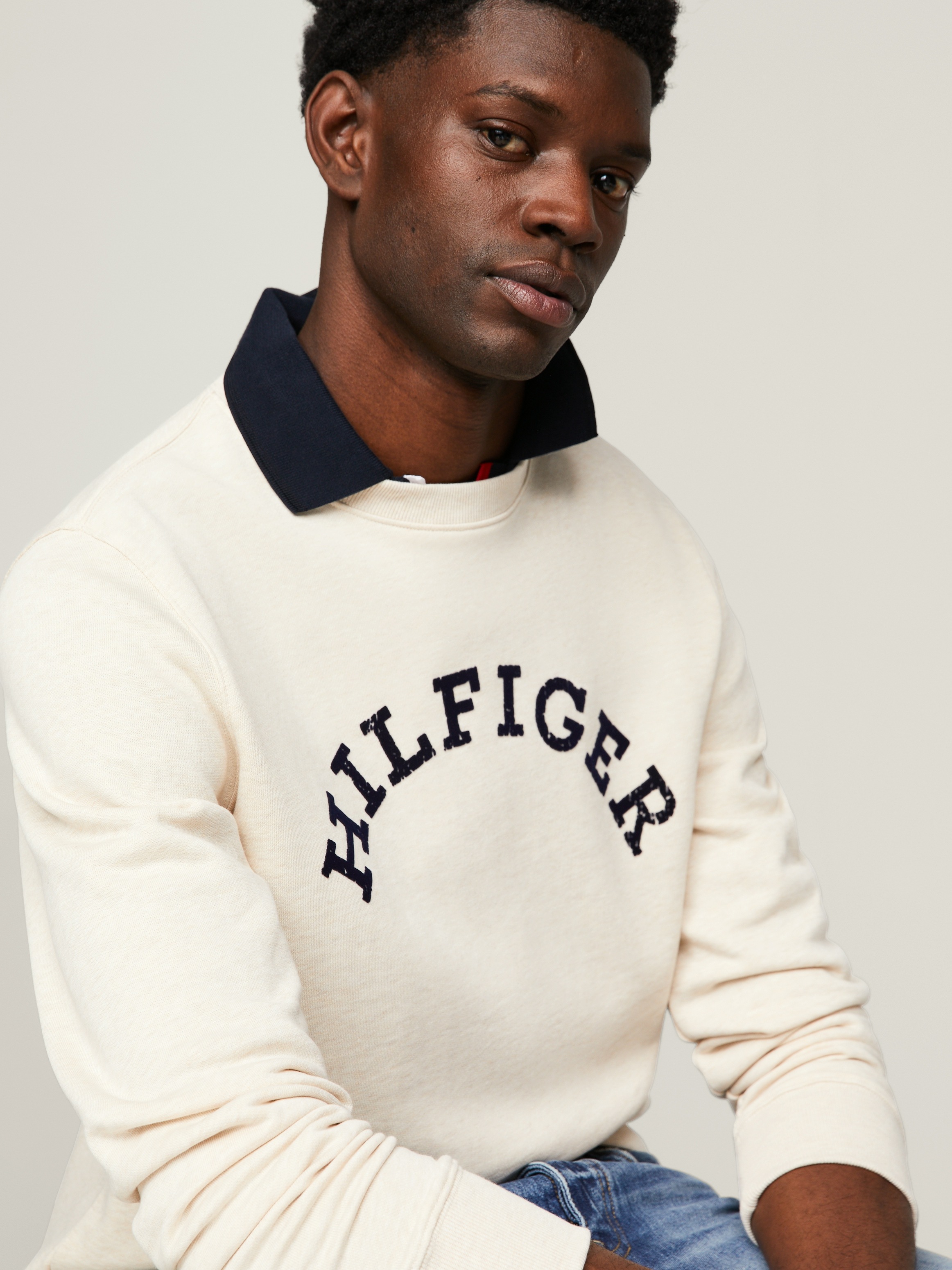 Tommy Hilfiger Sweatshirt »HILFIGER ARCHED HTR SWEATSHIRT«, mit gebrochenem Print
