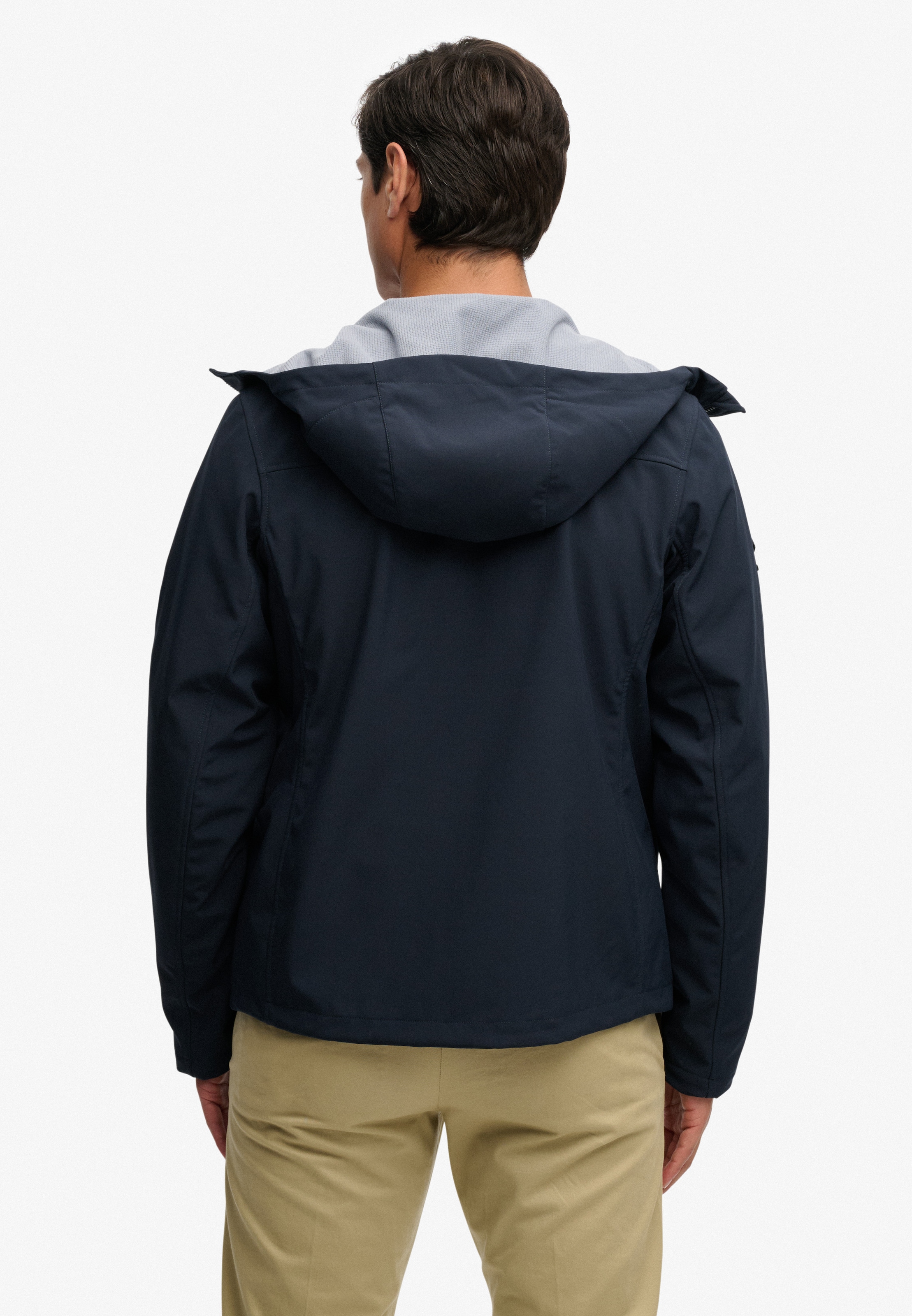 Superdry Veste d'extérieur »HOODED SOFTSHELL TREKKER JKT« avec capuche avec mélange de matériaux polyester et élasthanne, coupe décontractée