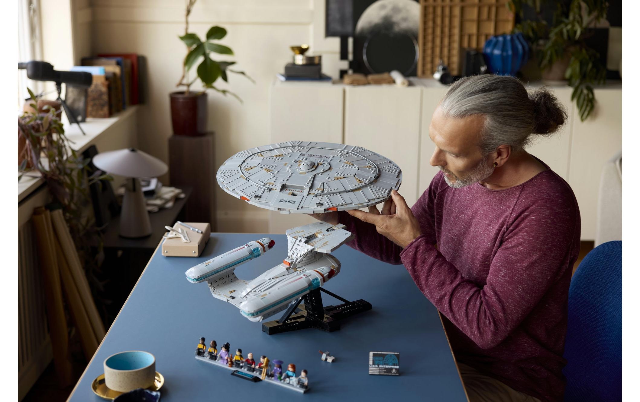 LEGO® Konstruktionsspielsteine »Icons Star Trek: U.S.S. Enterprise NCC-1701-D 10356« Ausstellungsmodell des ikonischen Raumschiffs