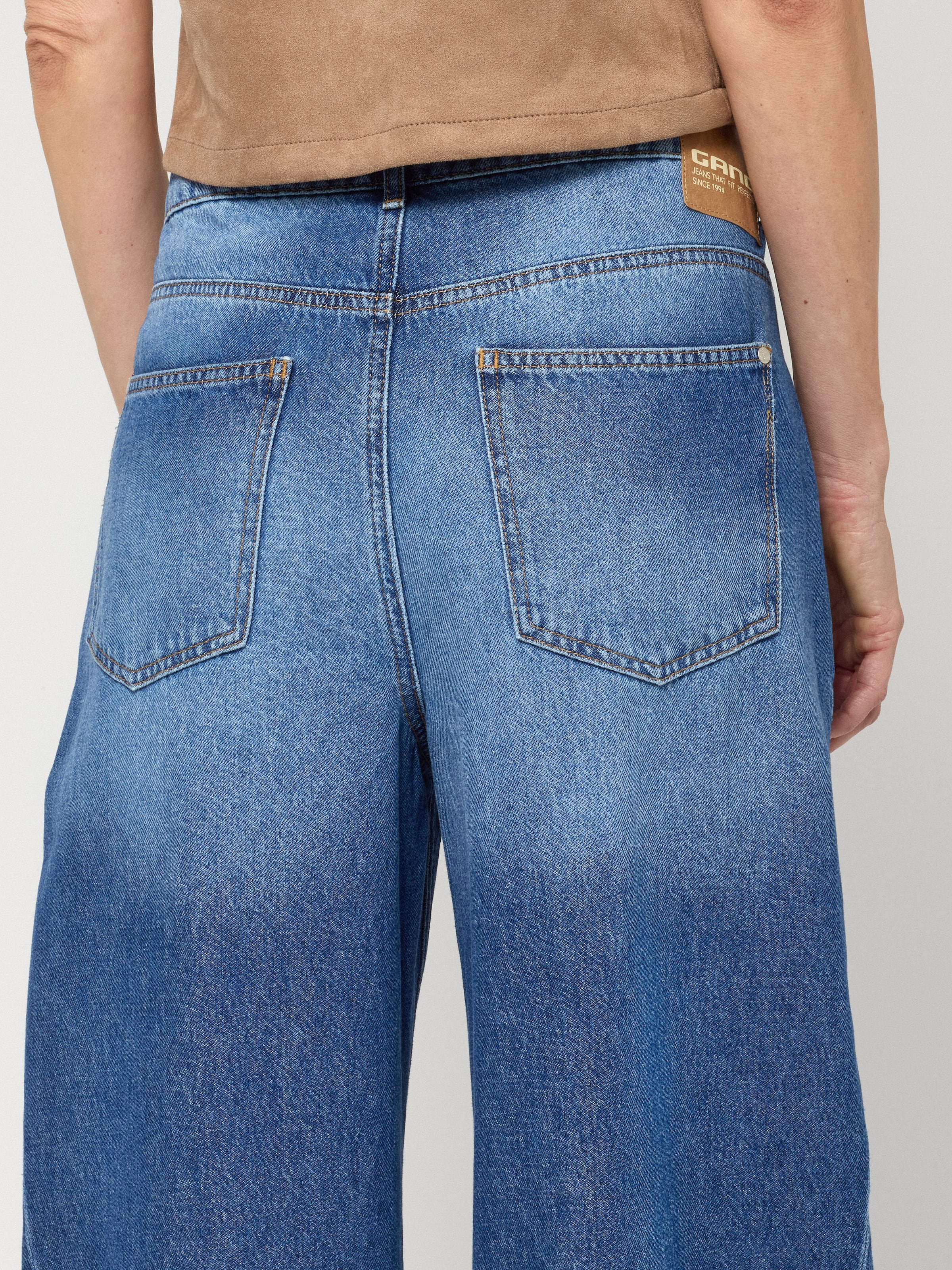 GANG Jeans loose fit »94SARINA SEAM« avec couture de séparation devant et ceinture en denim à bouton