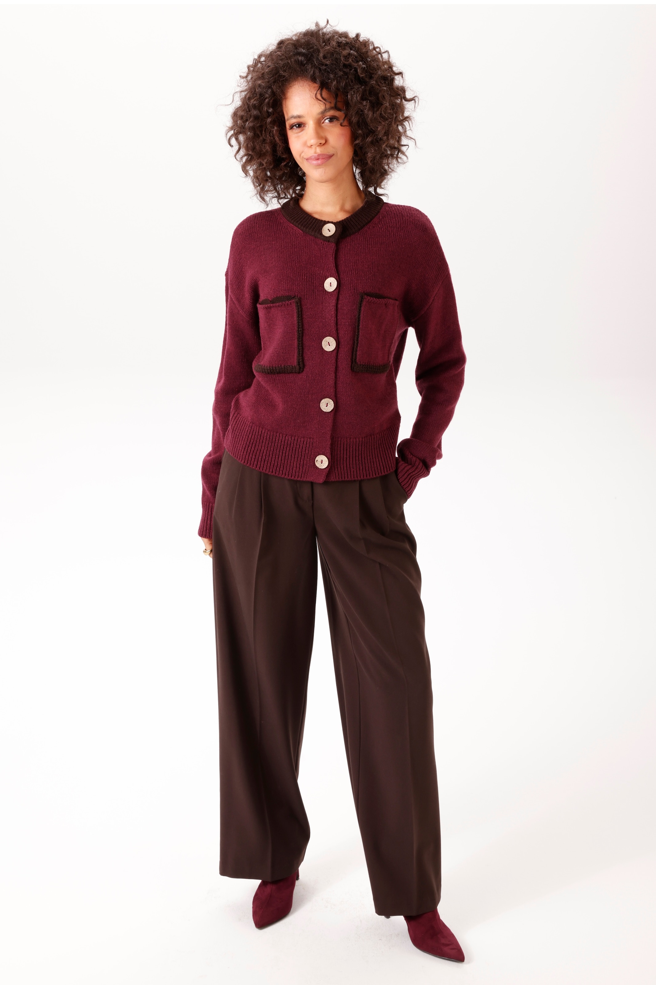 Aniston CASUAL Strickjacke mit dekorativen Knöpfen in Holzoptik zu schliessen - NEUE KOLLEKTION