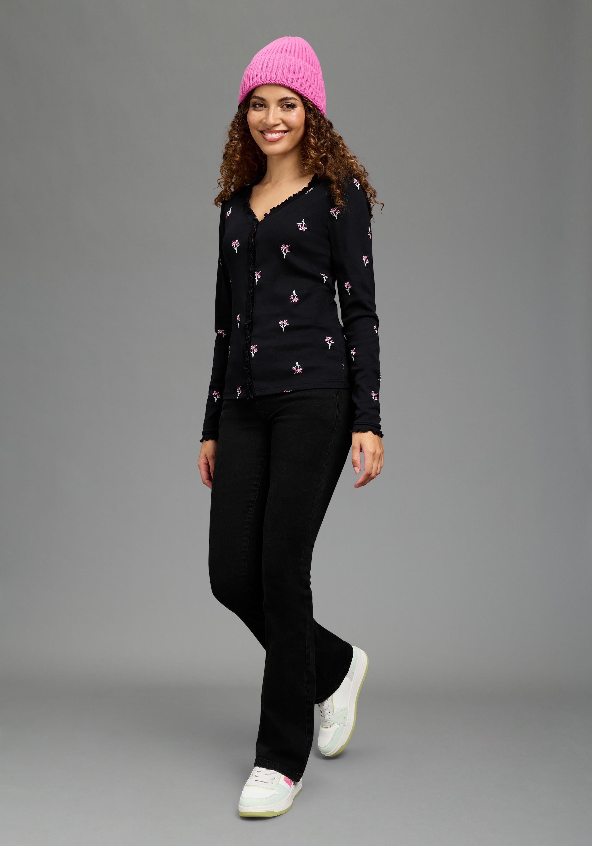 KangaROOS Langarmshirt mit V-Ausschnitt, figurbetonte Passform, hüftlange Form, aus Rippware