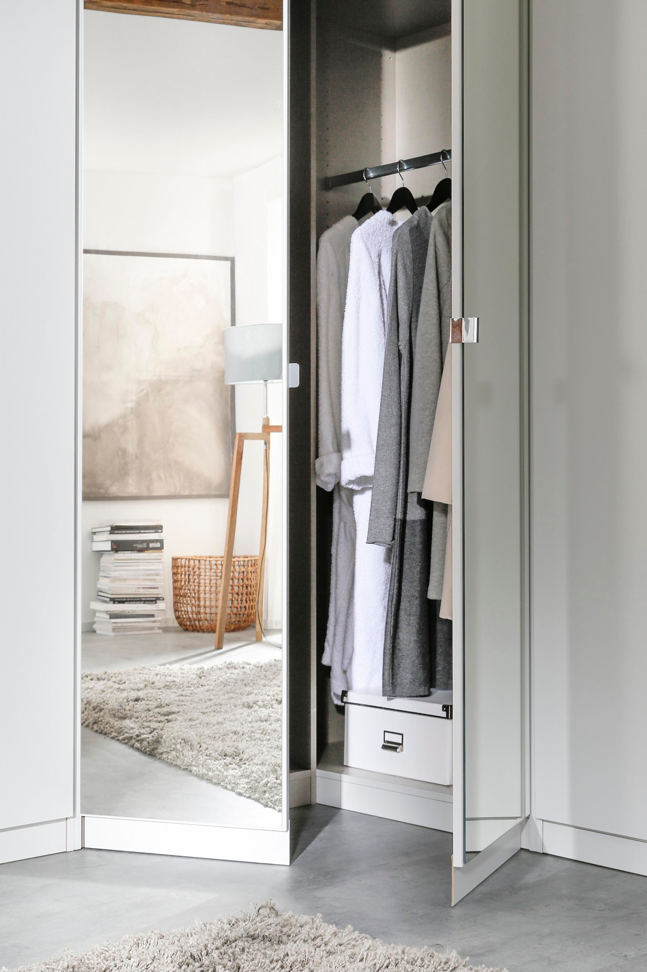 rauch Eckkleiderschrank »Kleiderschrank Schrank Ankleidezimmer Schlafzimmer Garderobe NIDDA« mit vollflächig aufgelegtem Spiegel,  voll ausgestattet mit grosszügigem Stauraum MADE IN GERMANY