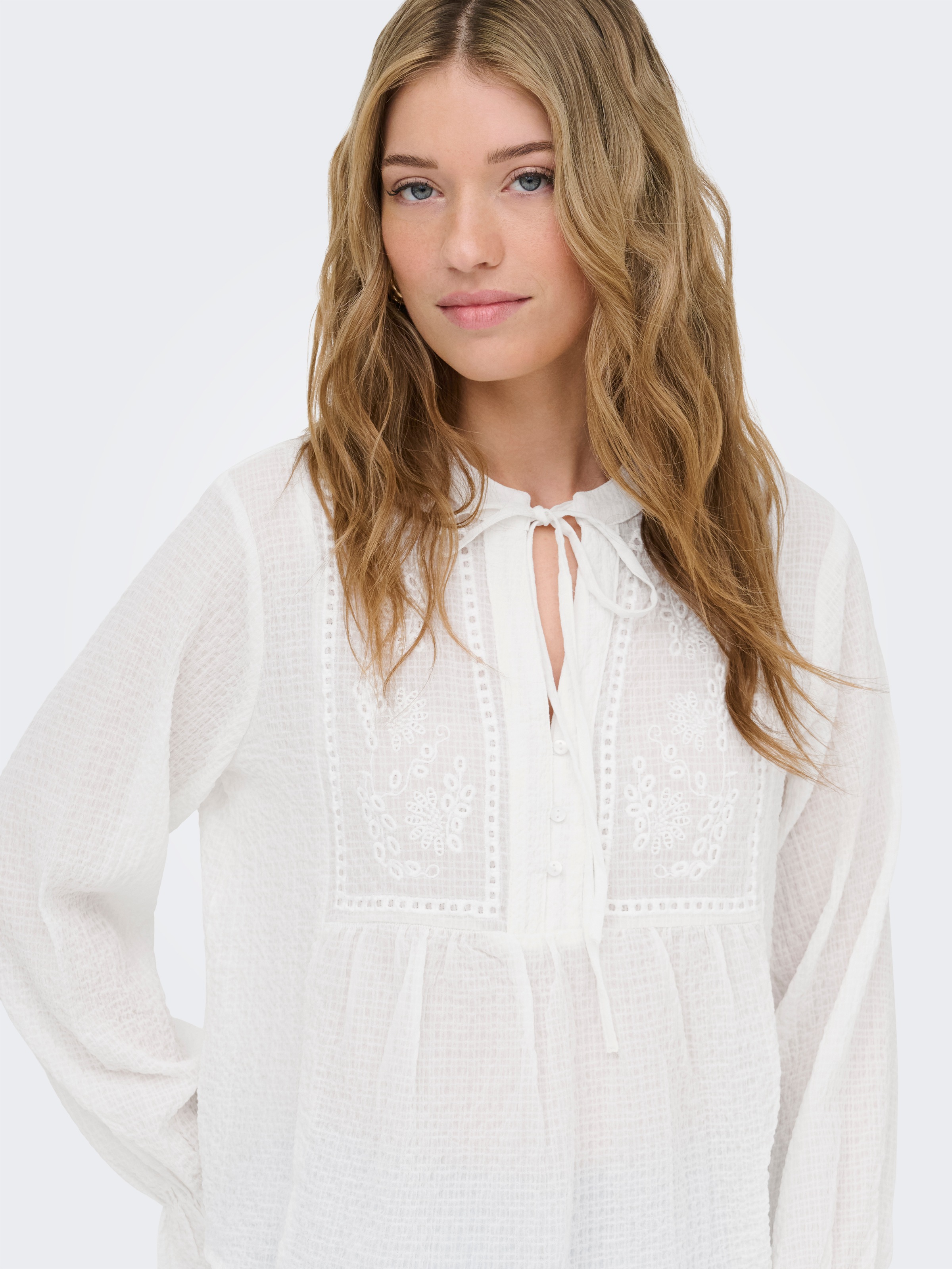 ONLY Blouse à manches longues »ONLVICKY LIFE L/S EMB TOP WVN NOOS«