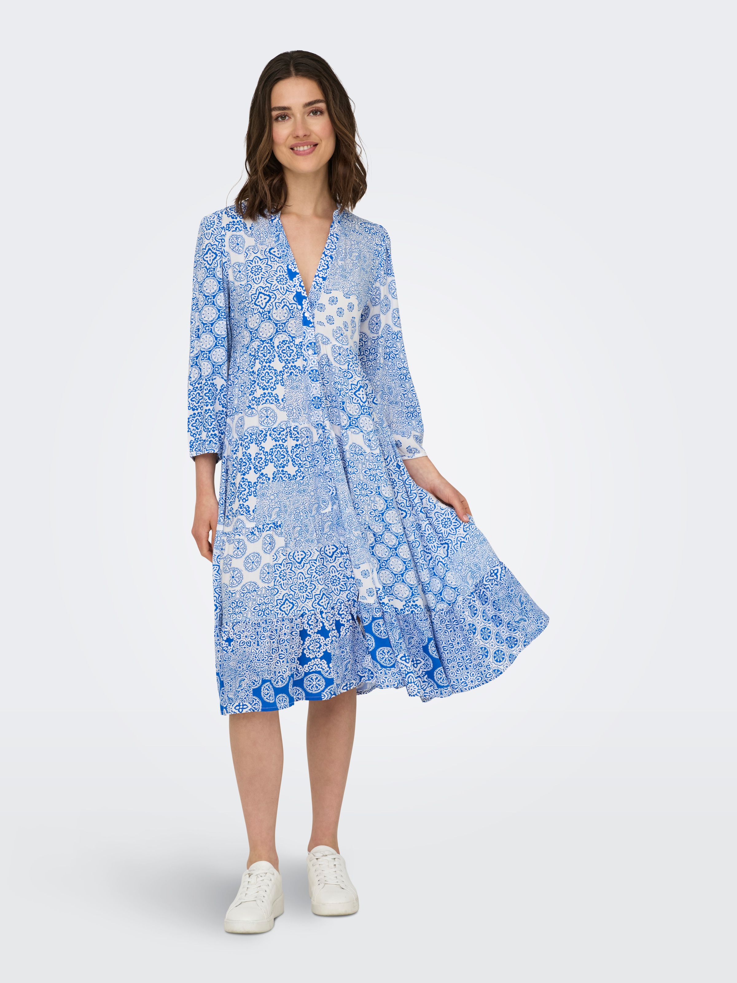 ONLY Robe tunique »ONLMILANA – Tunikakleid aus Viskose mit geblümtem Print« Fleuri, à la mode, coupe loose, viscose, col en V