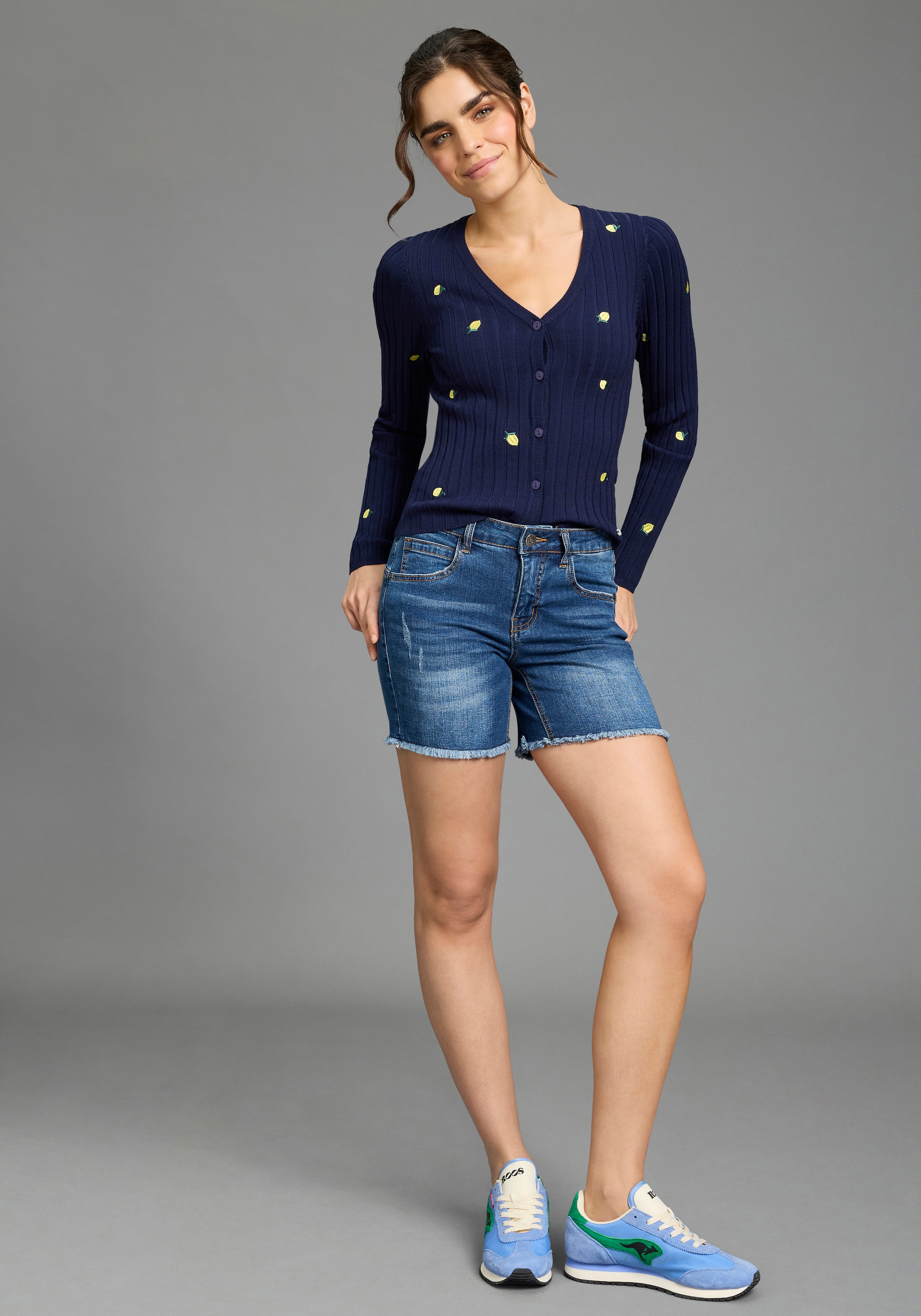 KangaROOS Pantalon en jean kurze Schnittform,  mit Destroyed-Effekten,  klassische Leibhöhe