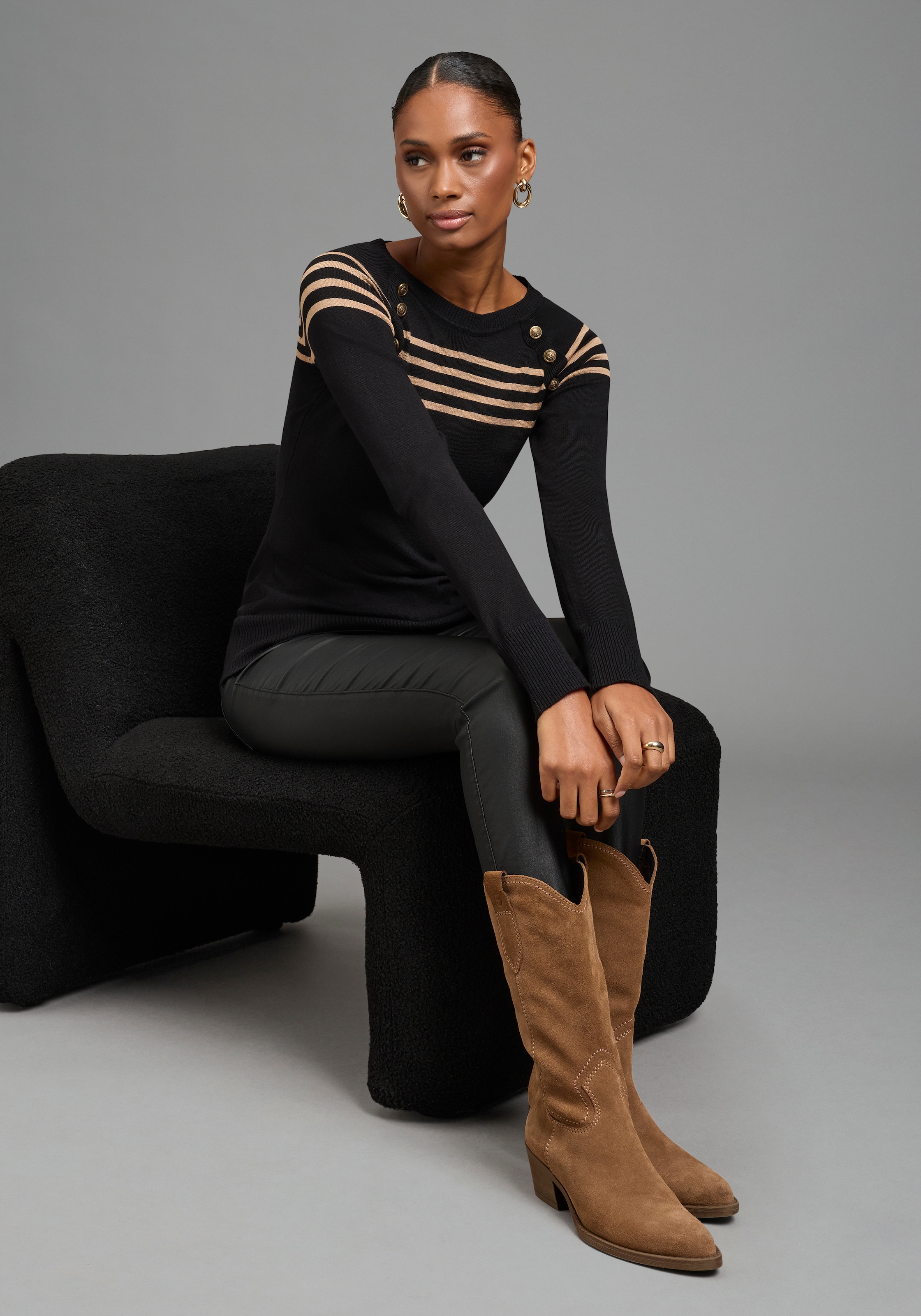 Bruno Banani Strickpullover »mit Zierknöpfen und Streifen-Design« mit Rundhalsausschnitt, figurbetonte Passform, hüftlange Form