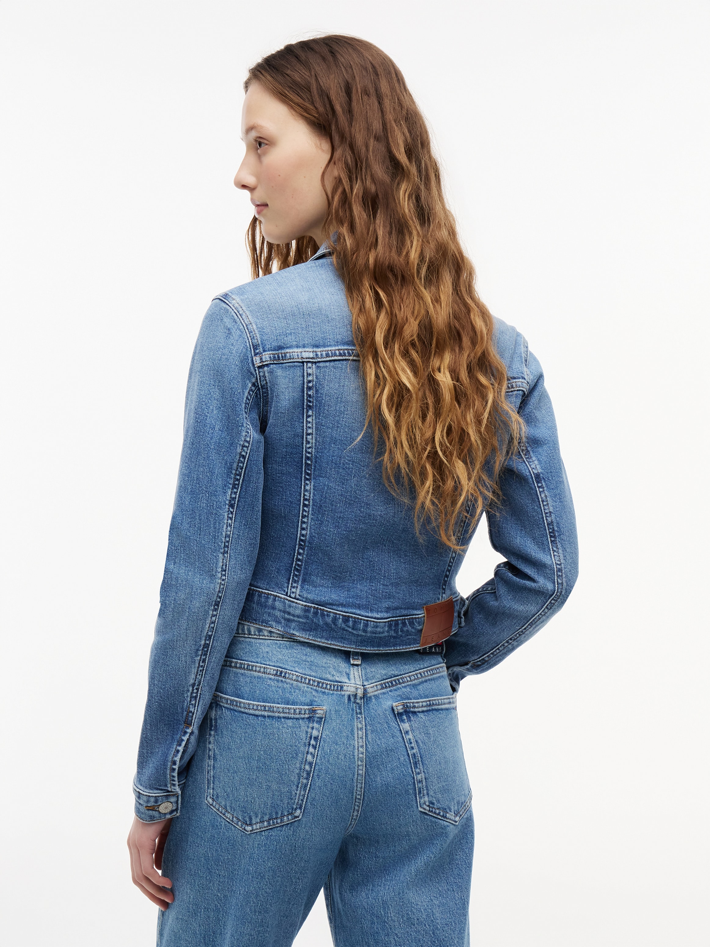 Tommy Jeans Veste en jean »NEW SLIM TRUCKER JACKET CJ8138« mélange coton, coupe slim, poches poitrine