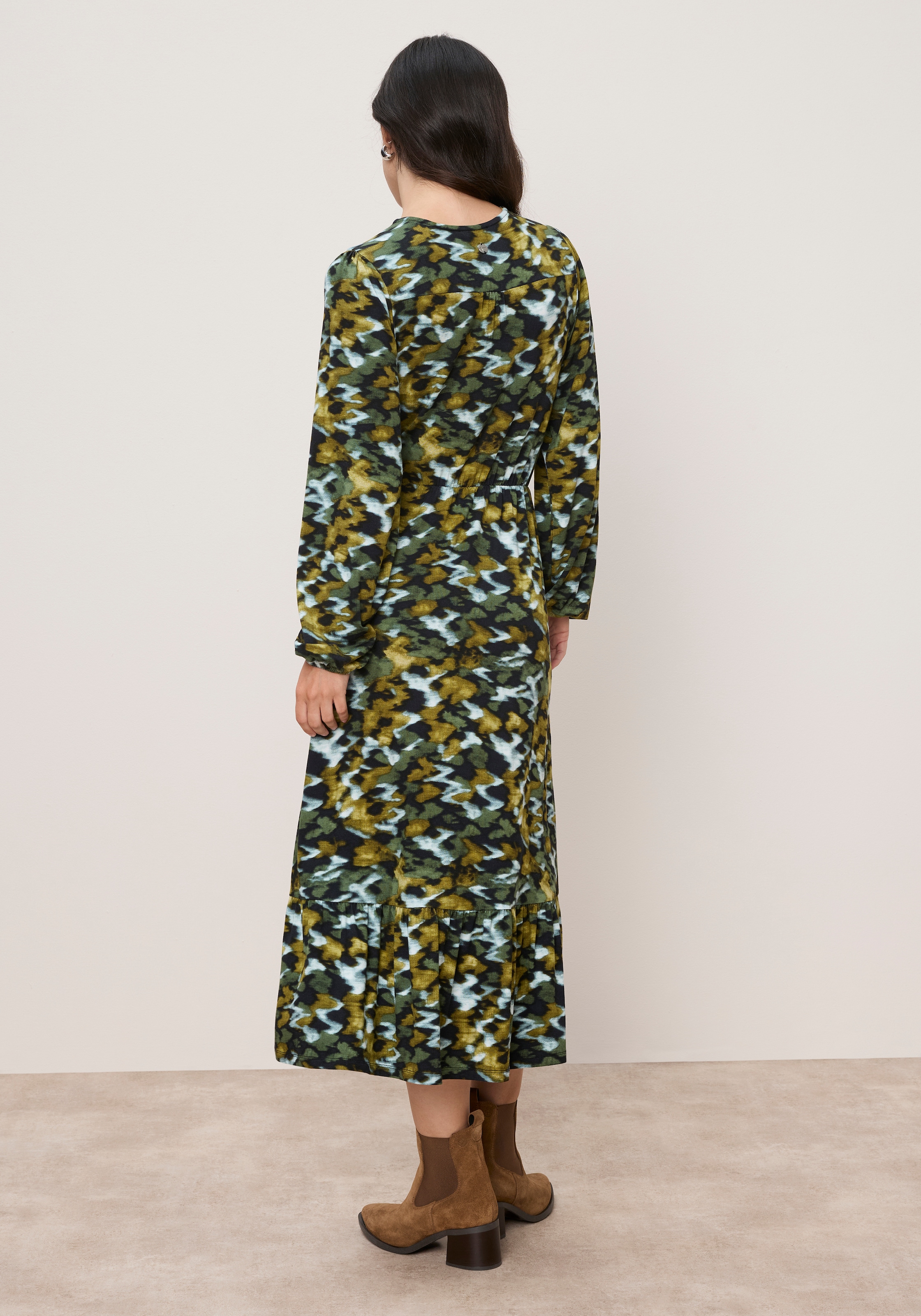 Tamaris Robe midi »aus Jersey, mit figurumspielender Passform, wadenlang« avec ceinture cintrée et motif tendance