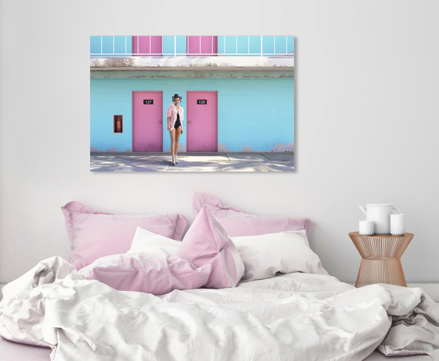queence Acrylglasbild »Frau vor Hauswand« Bilder von Frauen | Fashion | Frau | Kunst | Mode Fine Art-Print in Galeriequalität