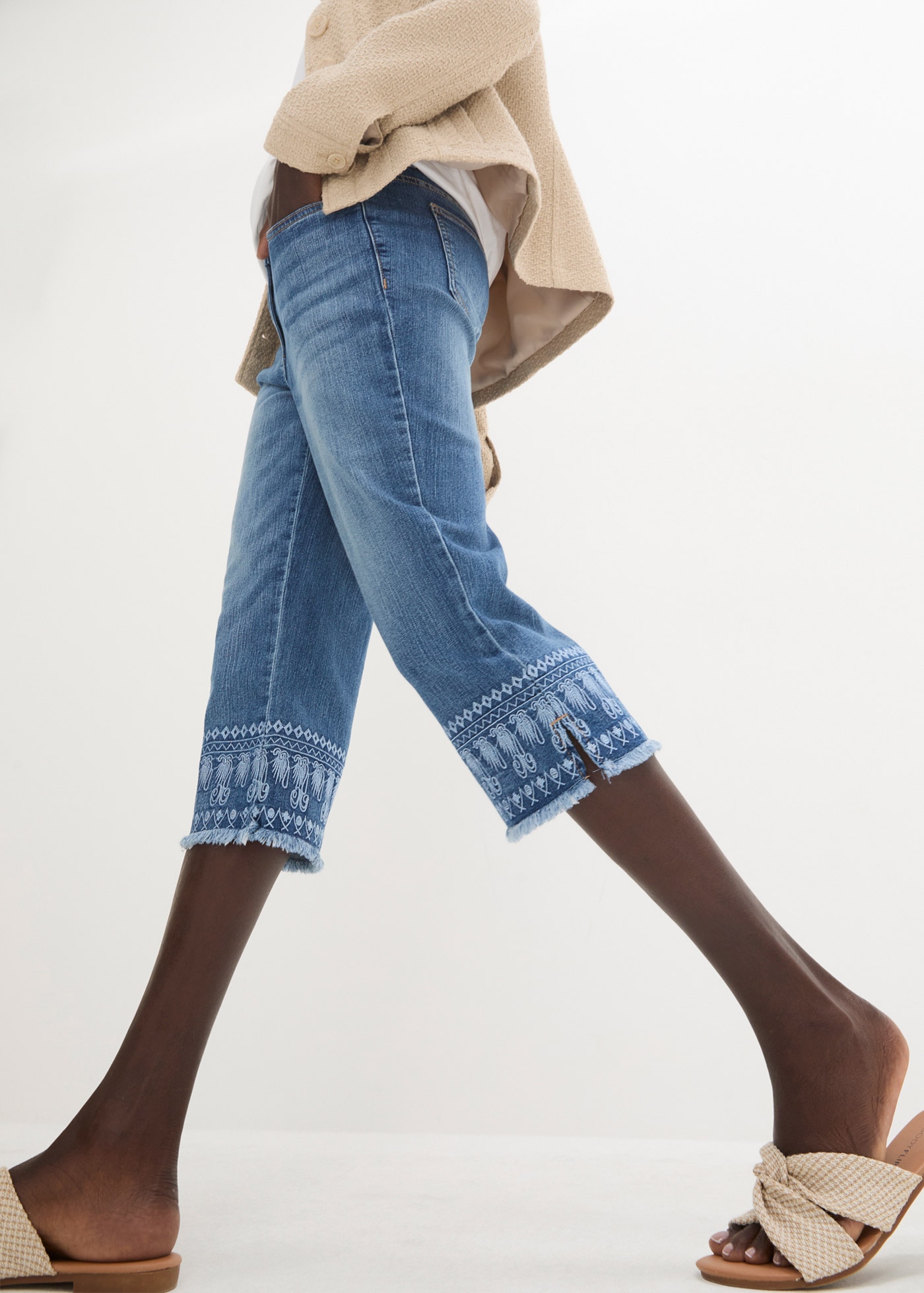 bonprix Jeans capri Slim Fit Passform, Capri-Länge, mit Stickerei