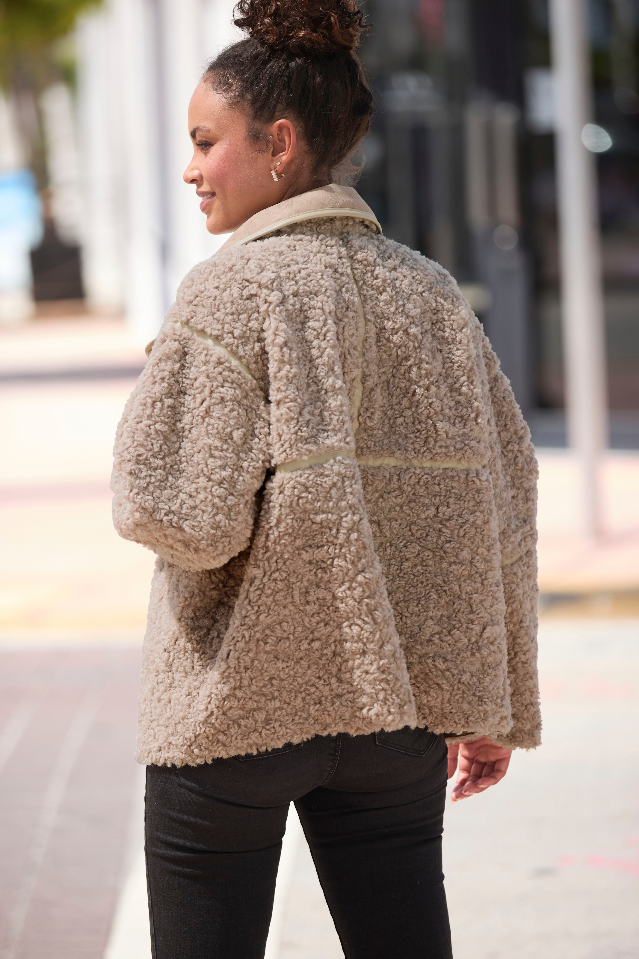 LASCANA Fellimitatjacke »mit Lederimitat-Einsätzen und Knopfleiste, Teddyjacke« Sherpa-Jacke aus Teddyplüsch mit Taschen, Übergangsjacke, Oversize