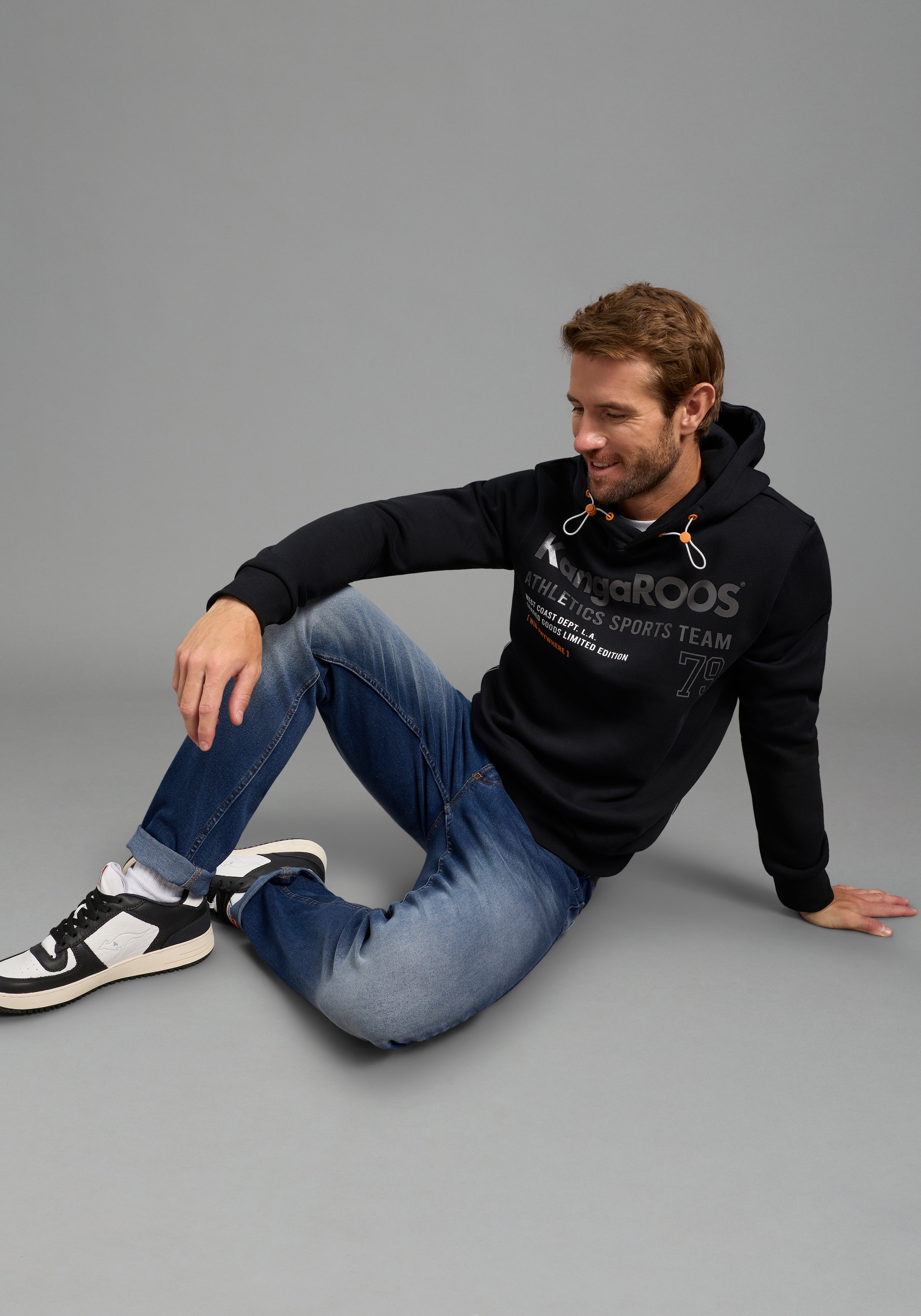 KangaROOS Sweat à capuche , mit regulierbarem Elastikband an der Kapuze, schmale Passform
