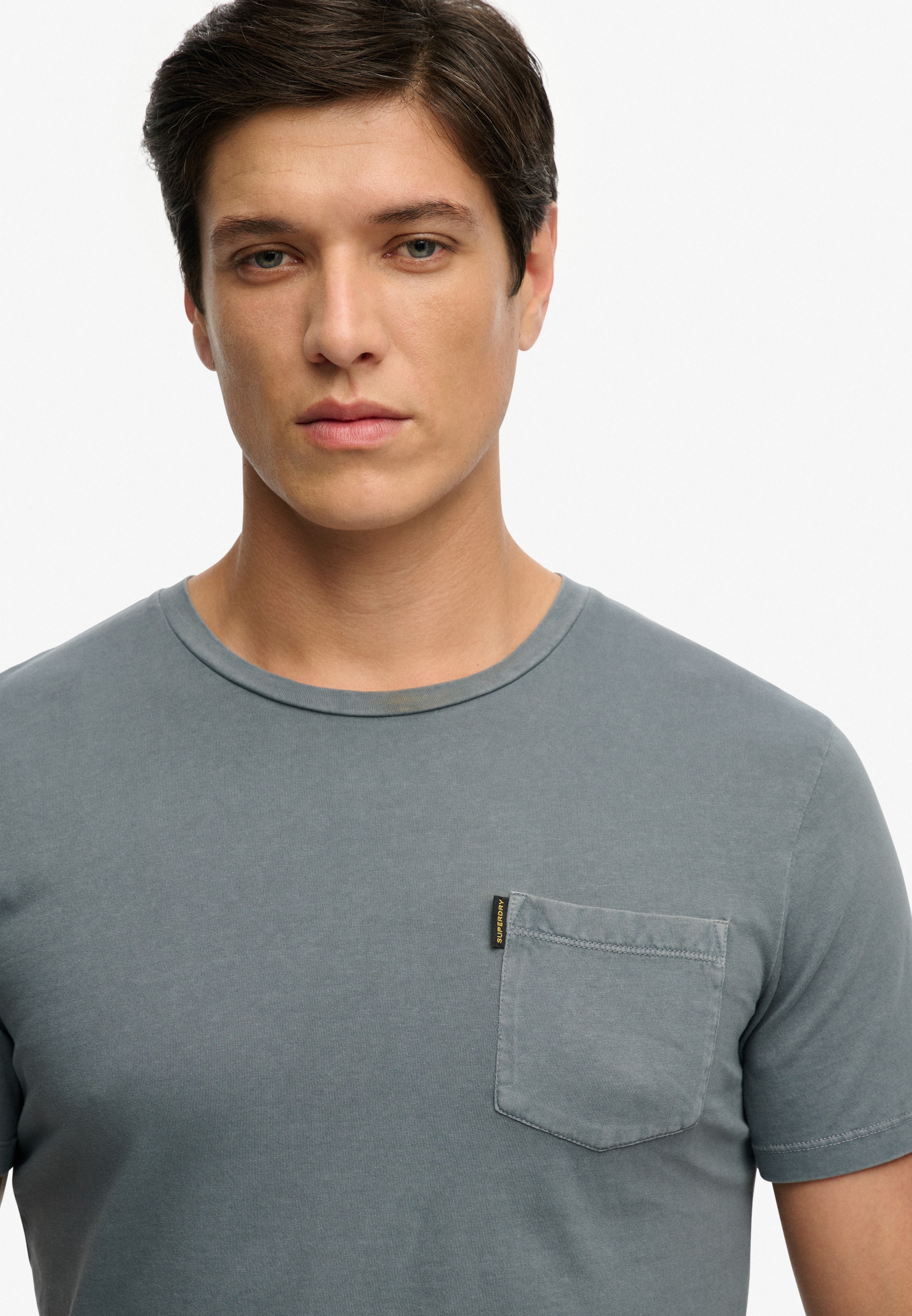 Superdry Shirt à col rond »CLASSIC ESSENTIAL POCKET TEE« mit stylischer, aufgesetzter Brusttasche