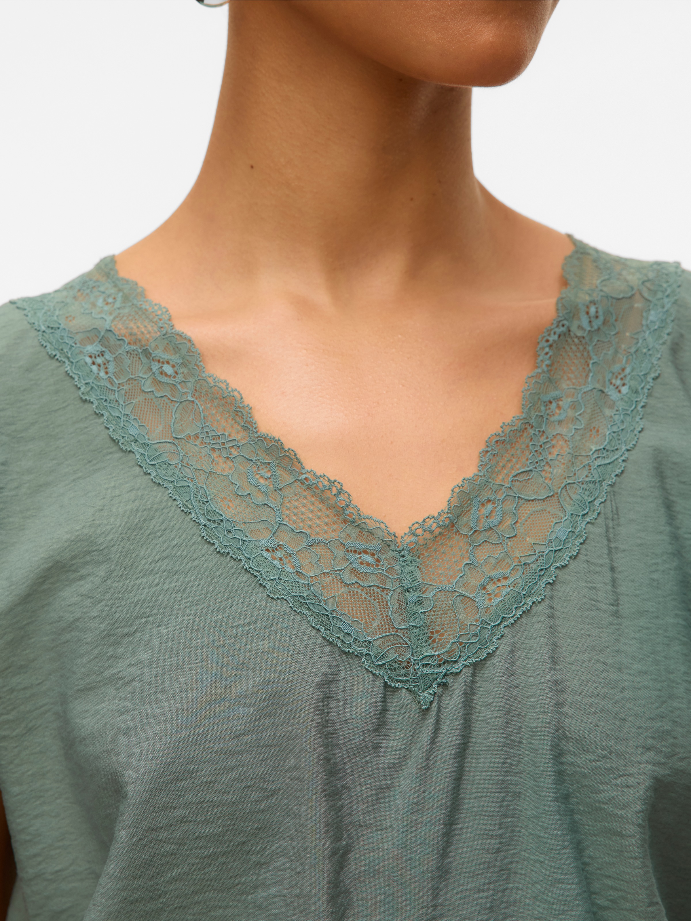 Vero Moda Top en dentelle »VMSAFA SL V-NECK LACE TOP WVN GA NOOS«