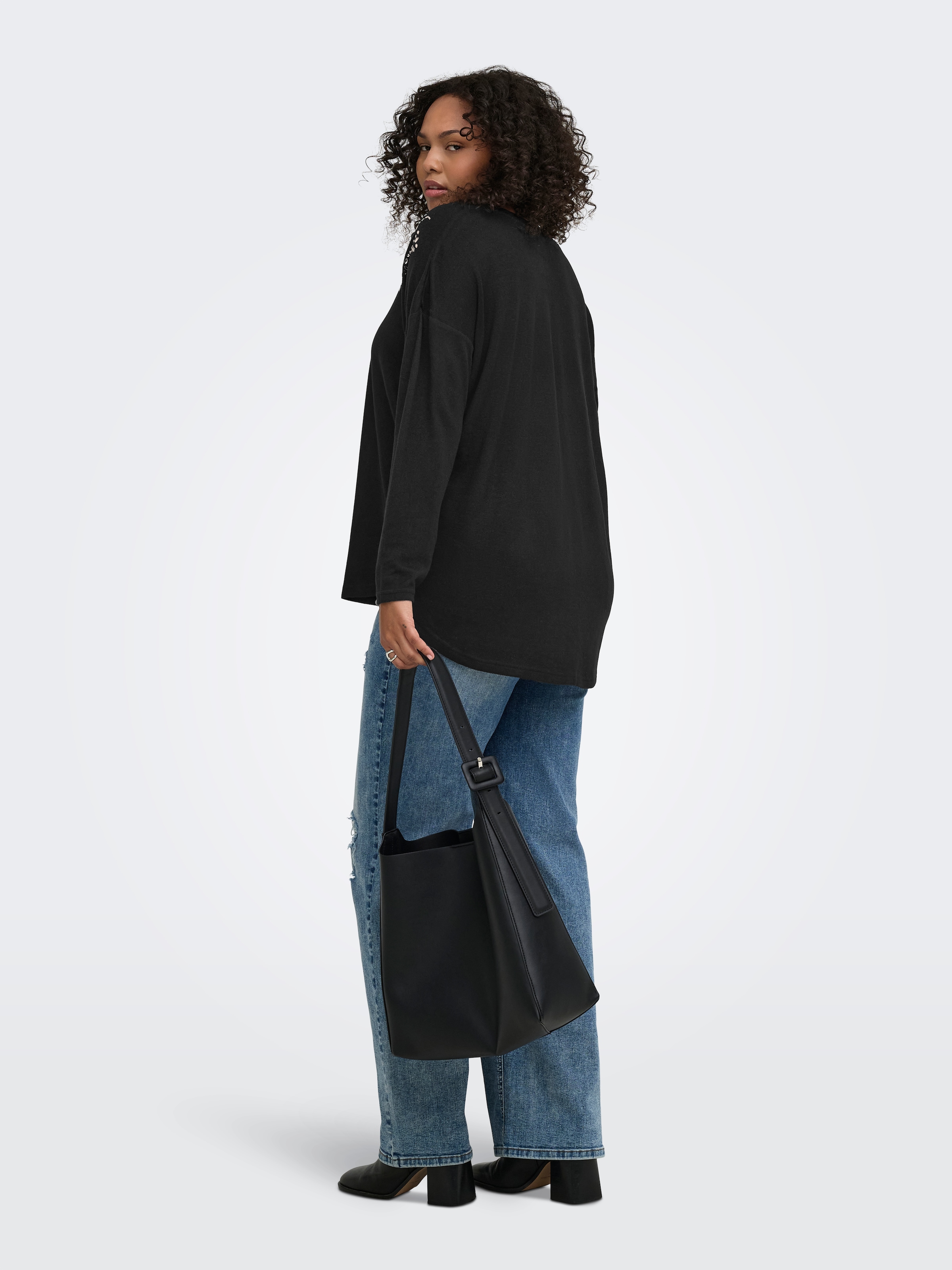 ONLY CARMAKOMA T-shirt en V »CARALBA L/S V-NECK DECO TOP JRS BF« fibre synthétique, coupe régulière