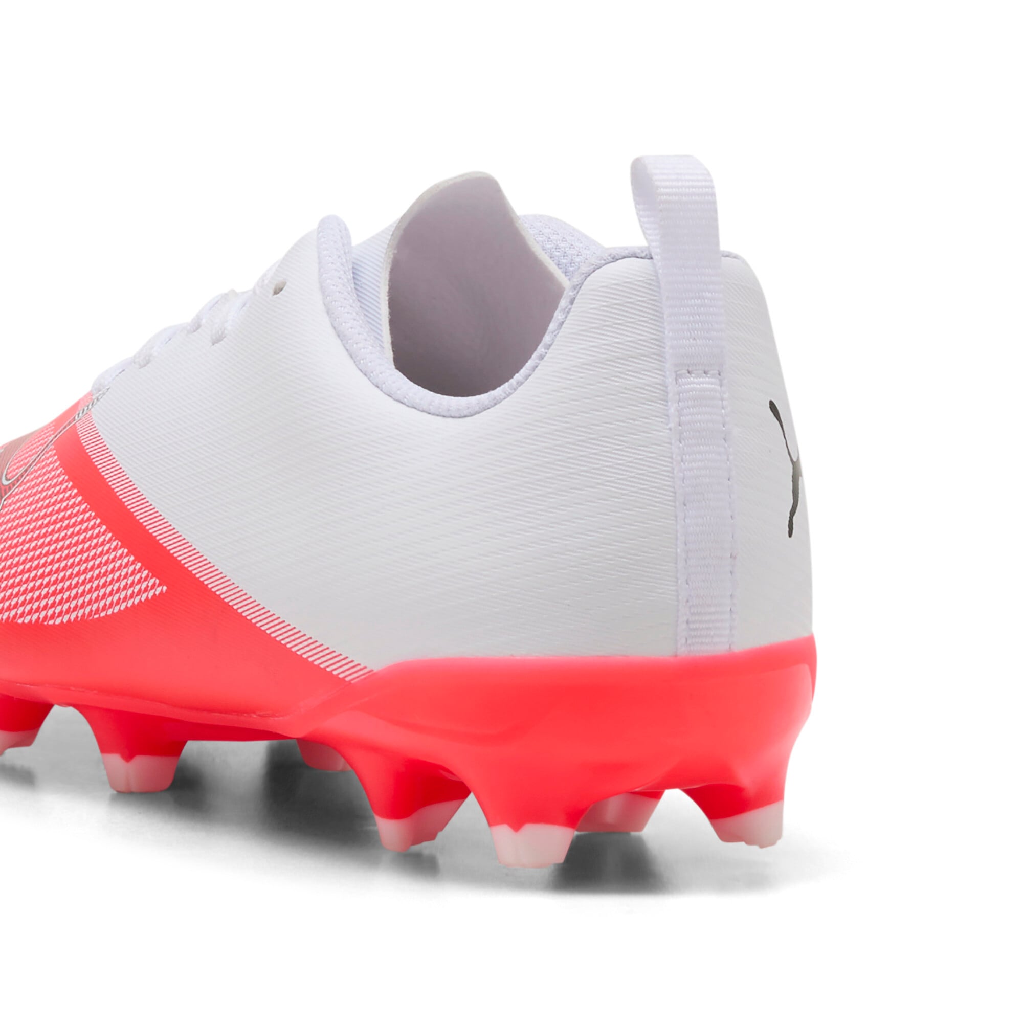 PUMA Chaussure de football »ULTRA 7 PLAY FGAG JR«  pour terrains en gazon et gazon synthétique, pour adolescents
