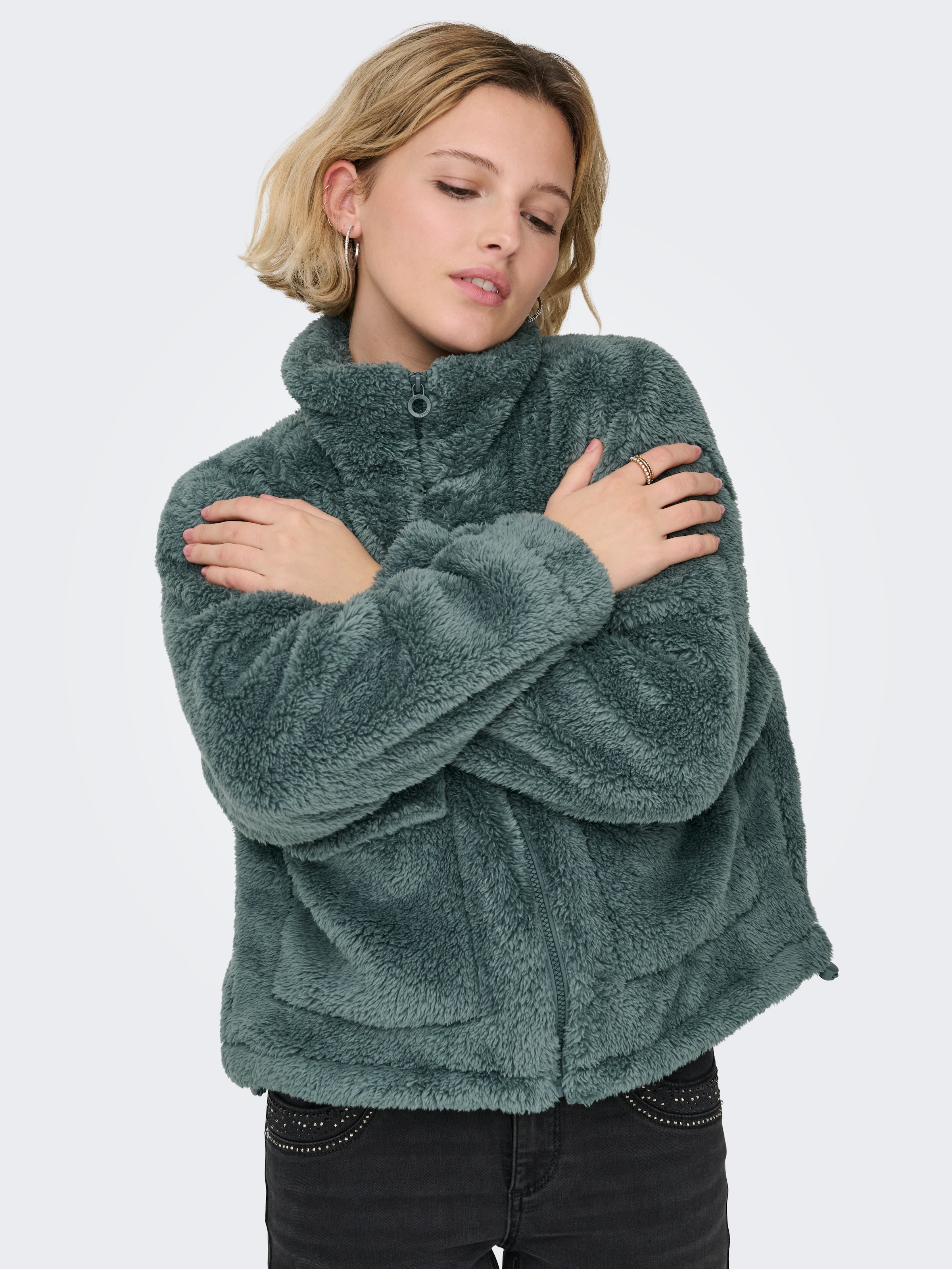 ONLY Plüschjacke »ONLANNA CONTACT LIFE SOL JACKET CC OTW« mit aufgesetzten Taschen, weiche Plüschqualität