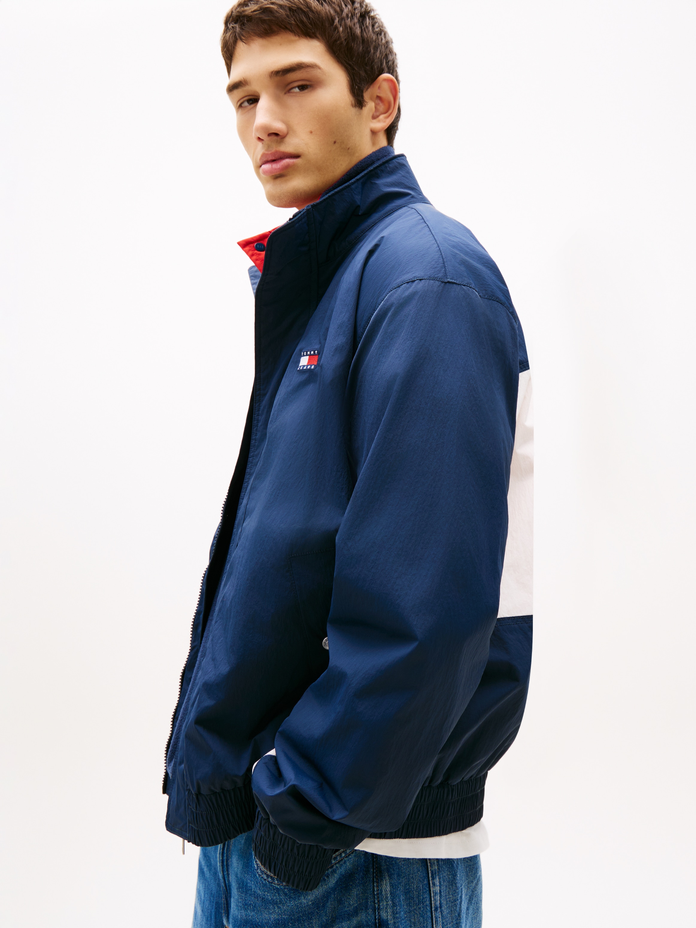 Tommy Jeans Coupe-vent »TJM HERITAGE FLAG« sans capuche coupe régulière avec col montant et imprimé de marque Tommy Flag au dos