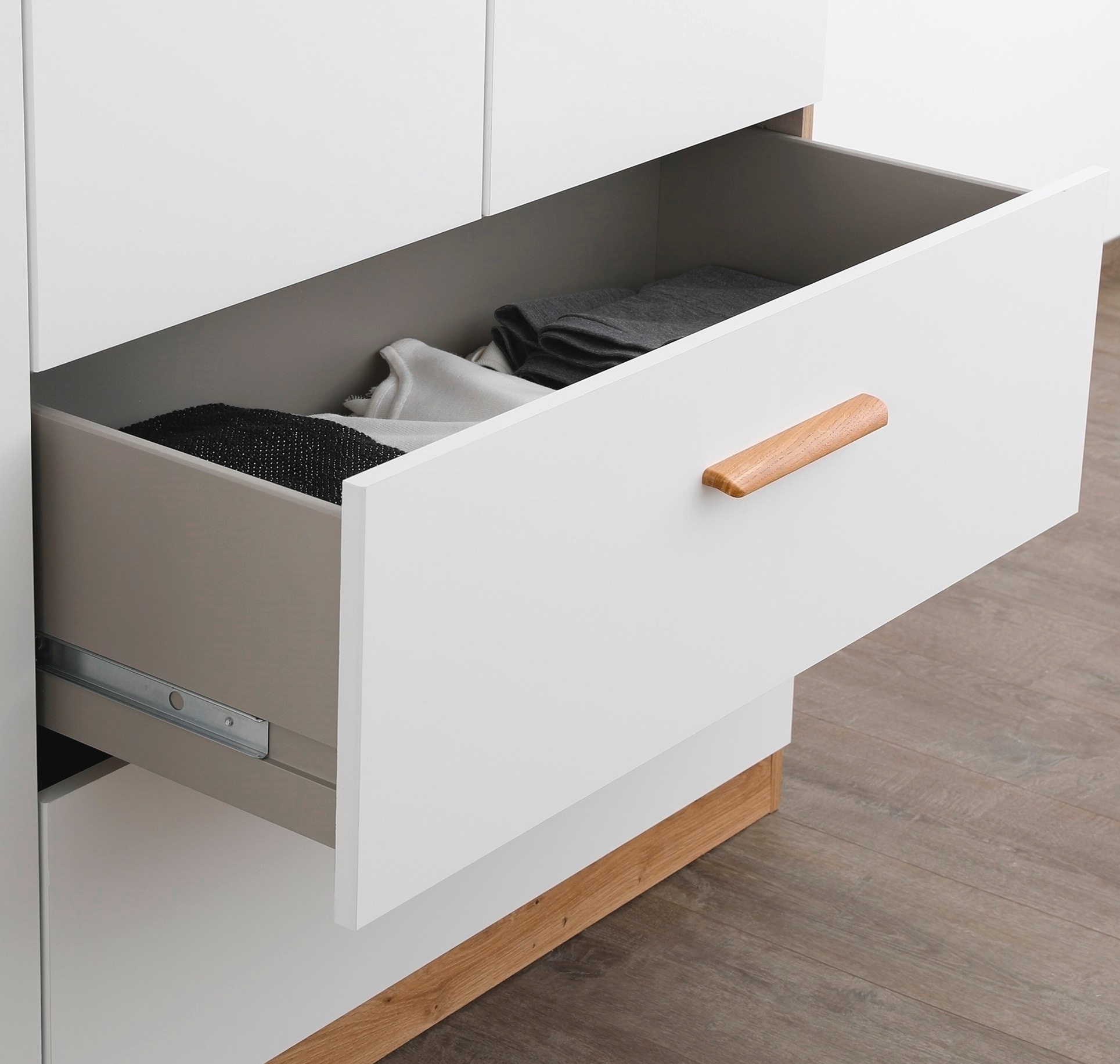 rauch Armoires à vêtements »Drehtürenschrank Schrank Garderobe Ankleide SKANDI BY QUADRA SPIN« Largeurs : 181/226/271 cm, hauteur 210 cm,  Style campagne avec poignées en chêne sauvage massif, avec tiroirs