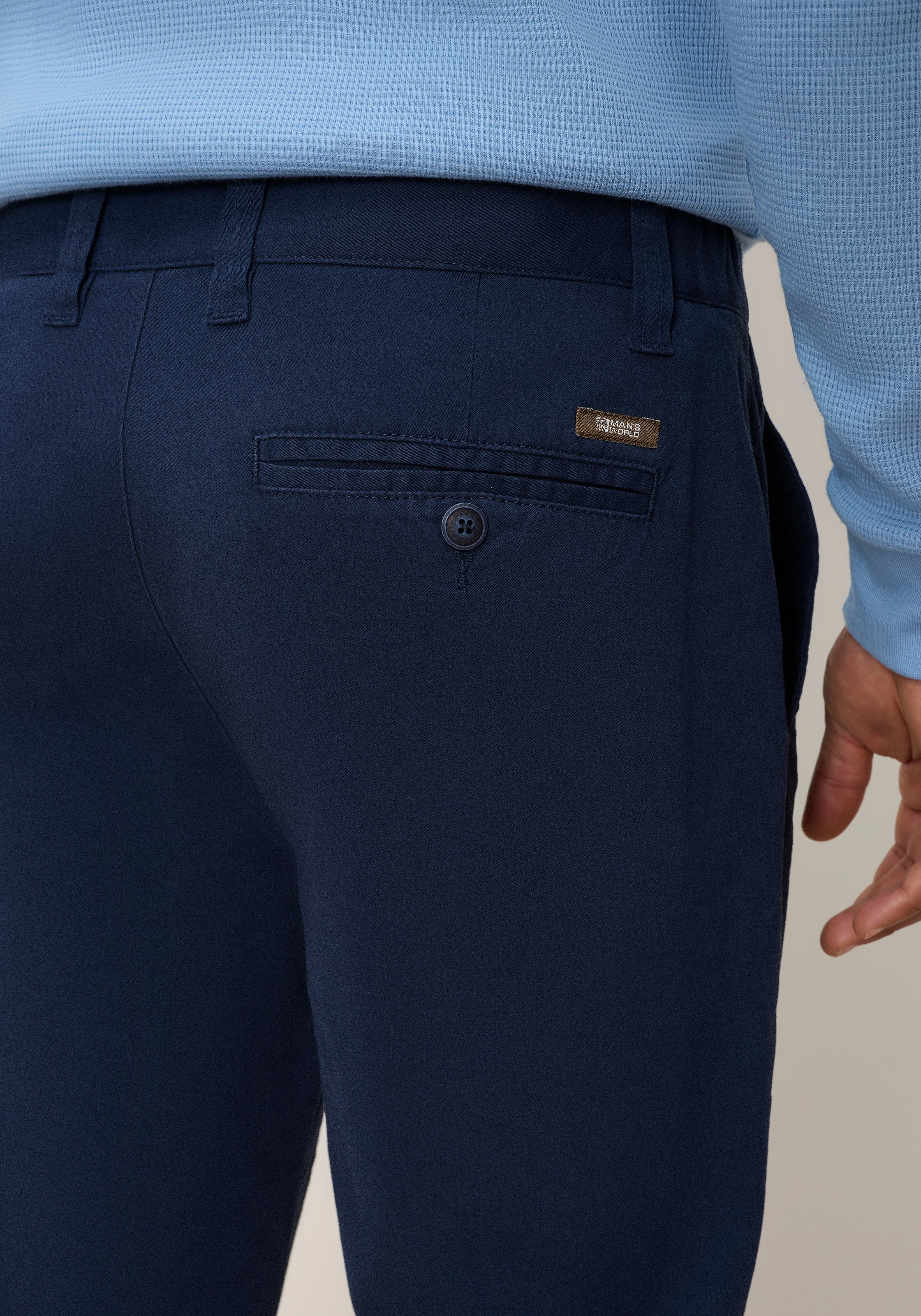 Man's World Chinohose »"Classic Fit" mit verdecktem Dehnbund«  Das Must-have der Saison: Klassische Chino, angesagte Farben